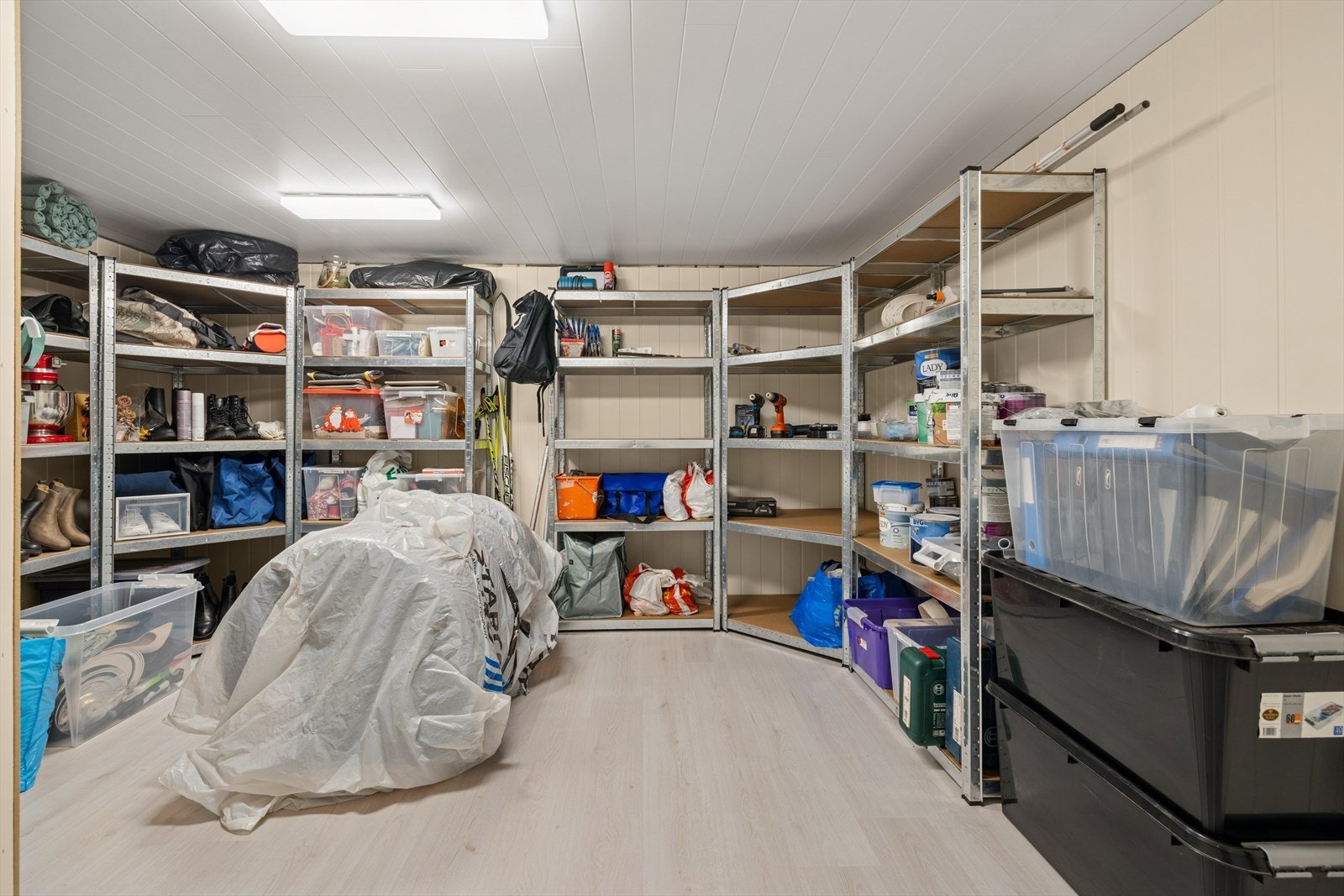 Kjellerbod med ekstra plass for oppbevaring. Galleribilde