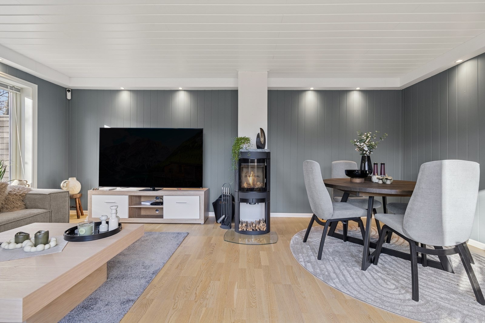 Downlights i taket gir stuen et moderne preg og sørger for jevn og behagelig belysning. Galleribilde