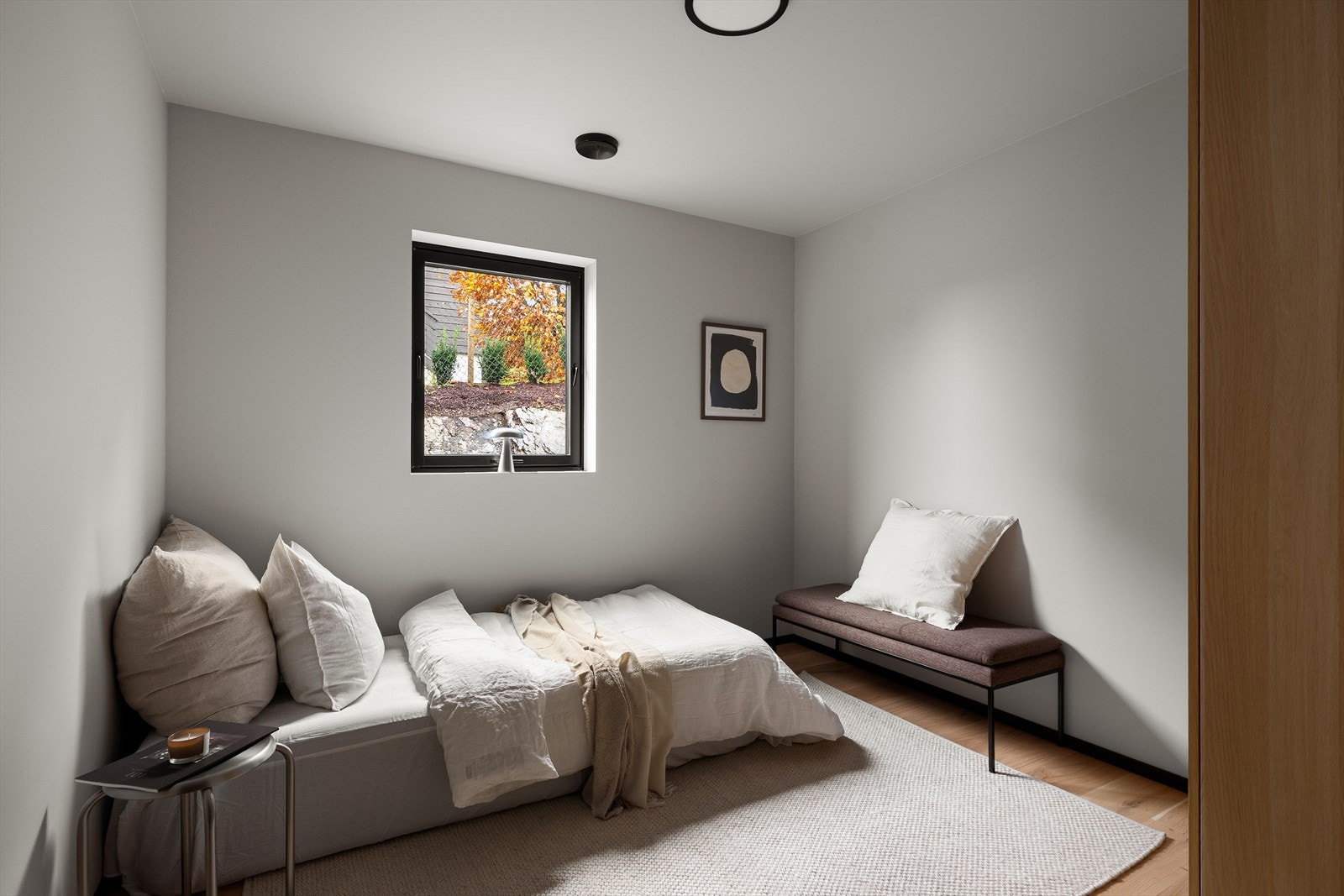 Det er totalt tre soverom i 1. etasje. Garderobeskap på soverommene medfølger i handelen. Galleribilde