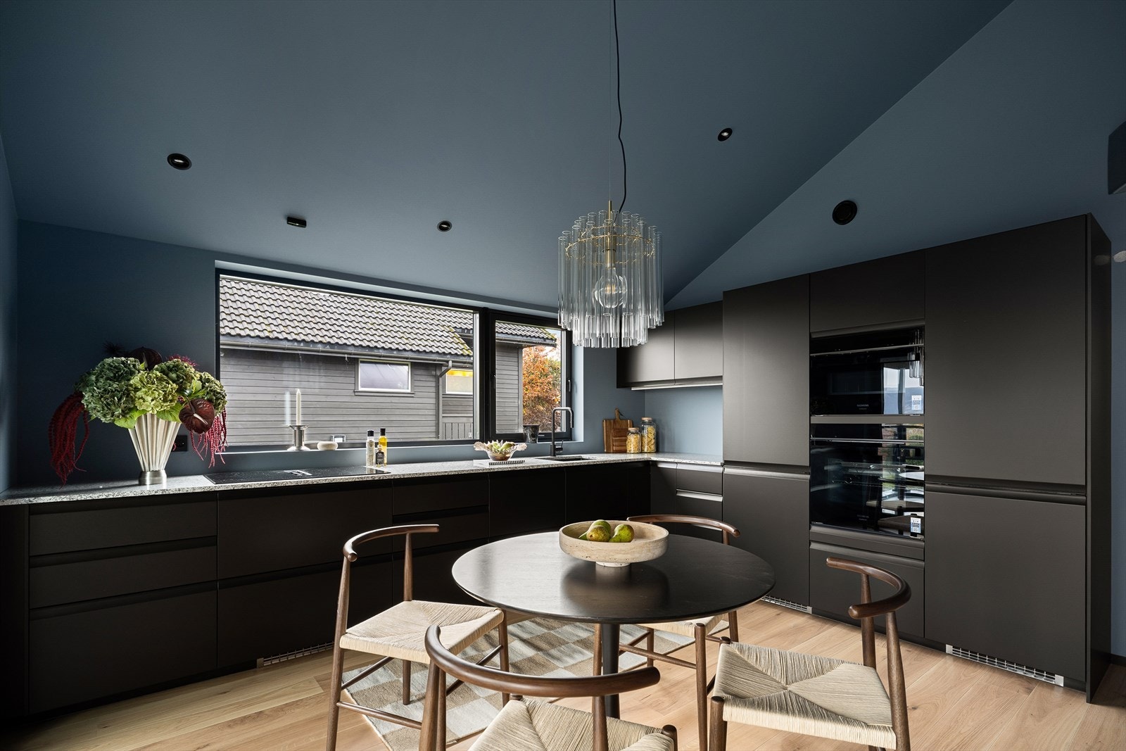 Kjøkkenet er i svart utførelse med integrerte hvitevarer som induksjonstopp med nedfelt ventilator, komfyr, mikrobølgeovn, oppvaskmaskin, kjøleskap og fryseskap. Alle hvitevarer er levert fra Simens. Galleribilde