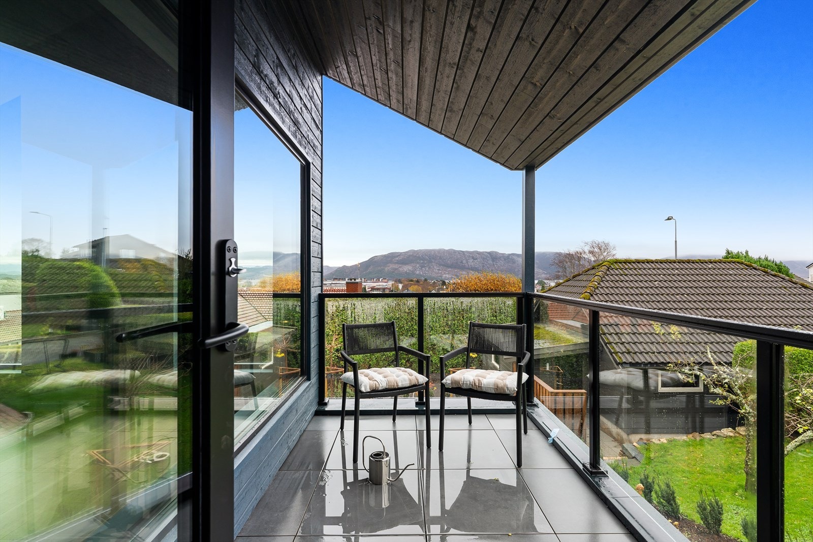 Sørøst vendt, overbygget balkong. Galleribilde