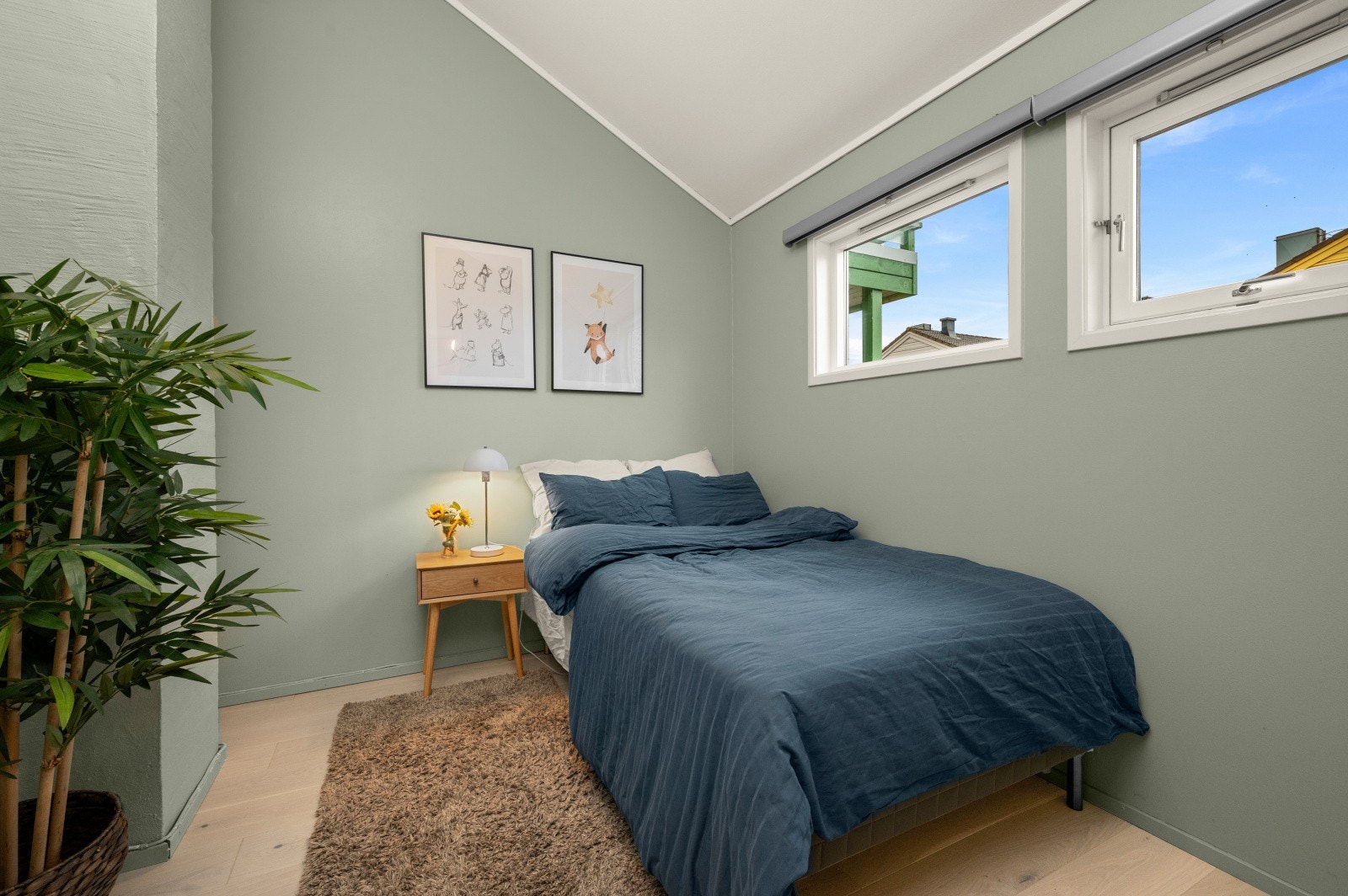 Soverom i 1. etasje med plass til både seng, arbeidspult og garderobe. Oppusset i 2020. Galleribilde