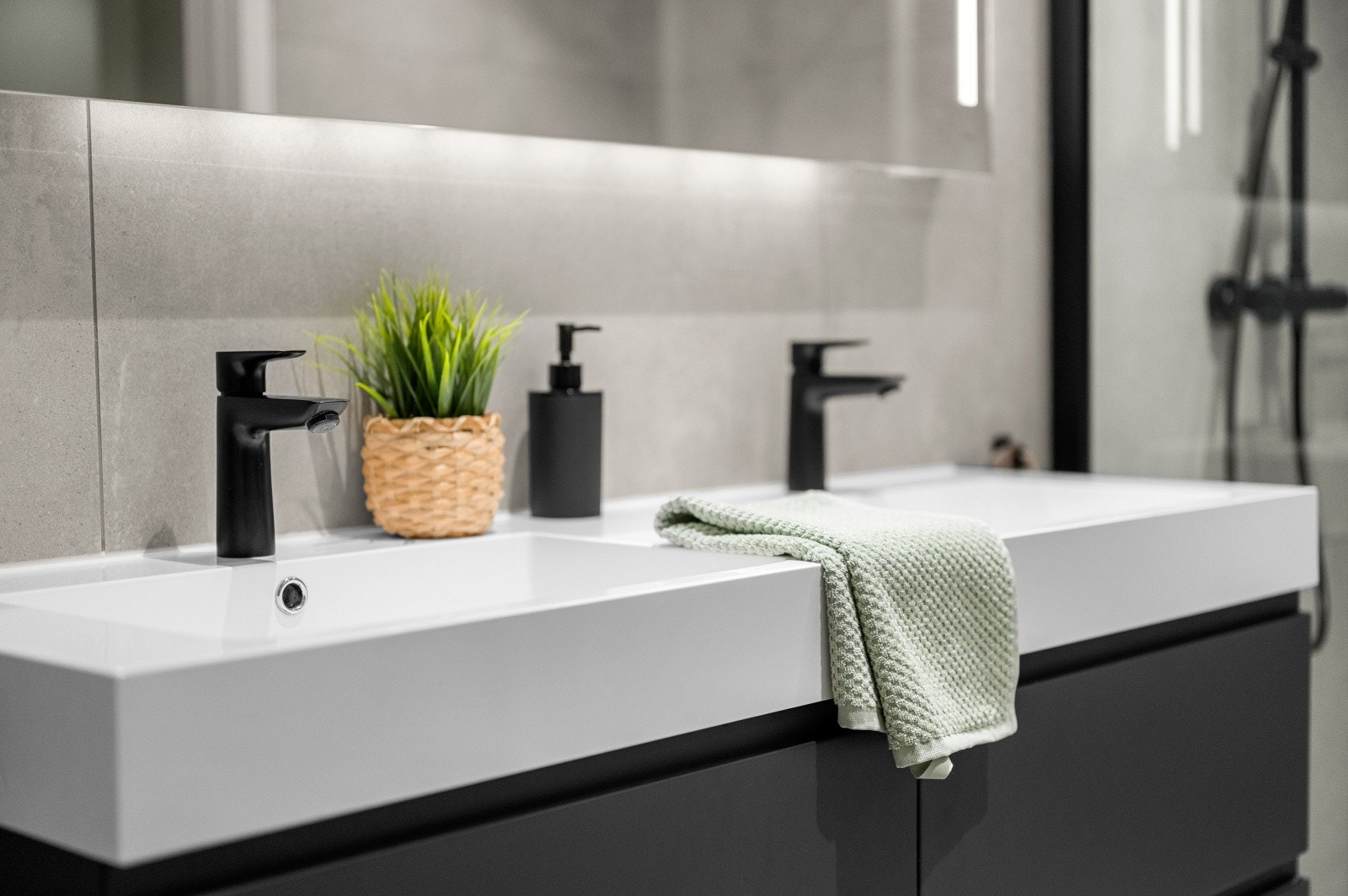 Detaljbilde av dobbel servant, skuffer og speil på baderom. Galleribilde