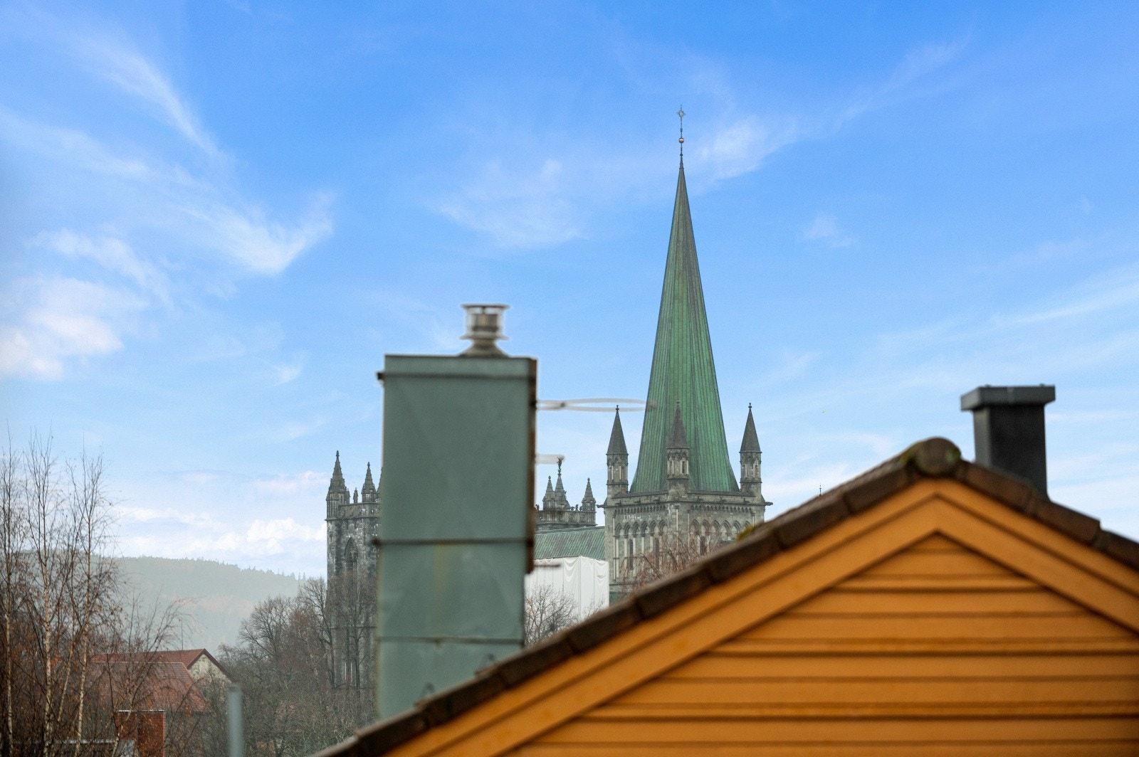 Glimt av toppen av Nidarosdomen fra soverom i 2. etasje. Galleribilde