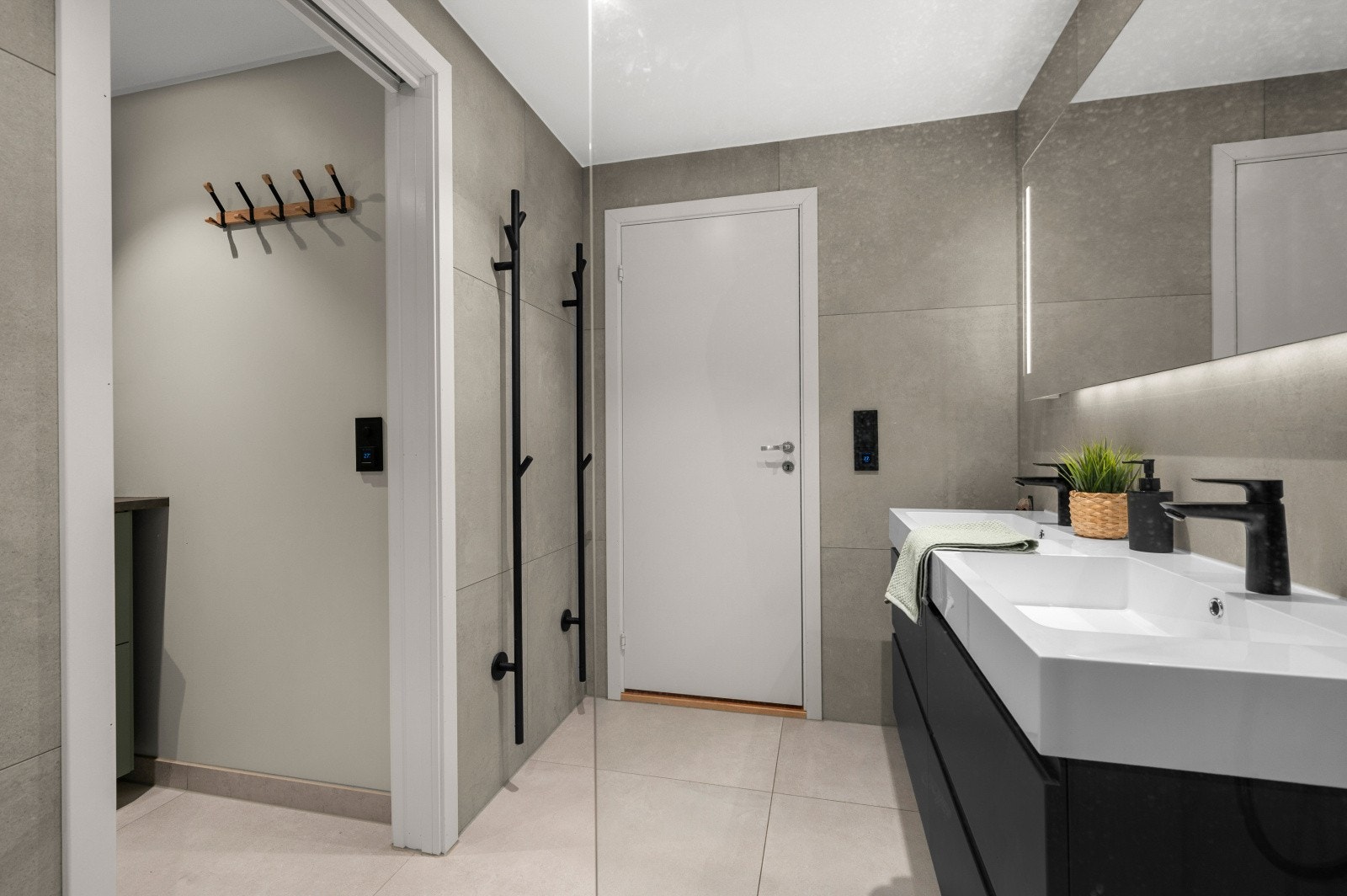 Baderommet har skyvedør inn mot vaskerommet. Elektriske håndkletørkere. Galleribilde