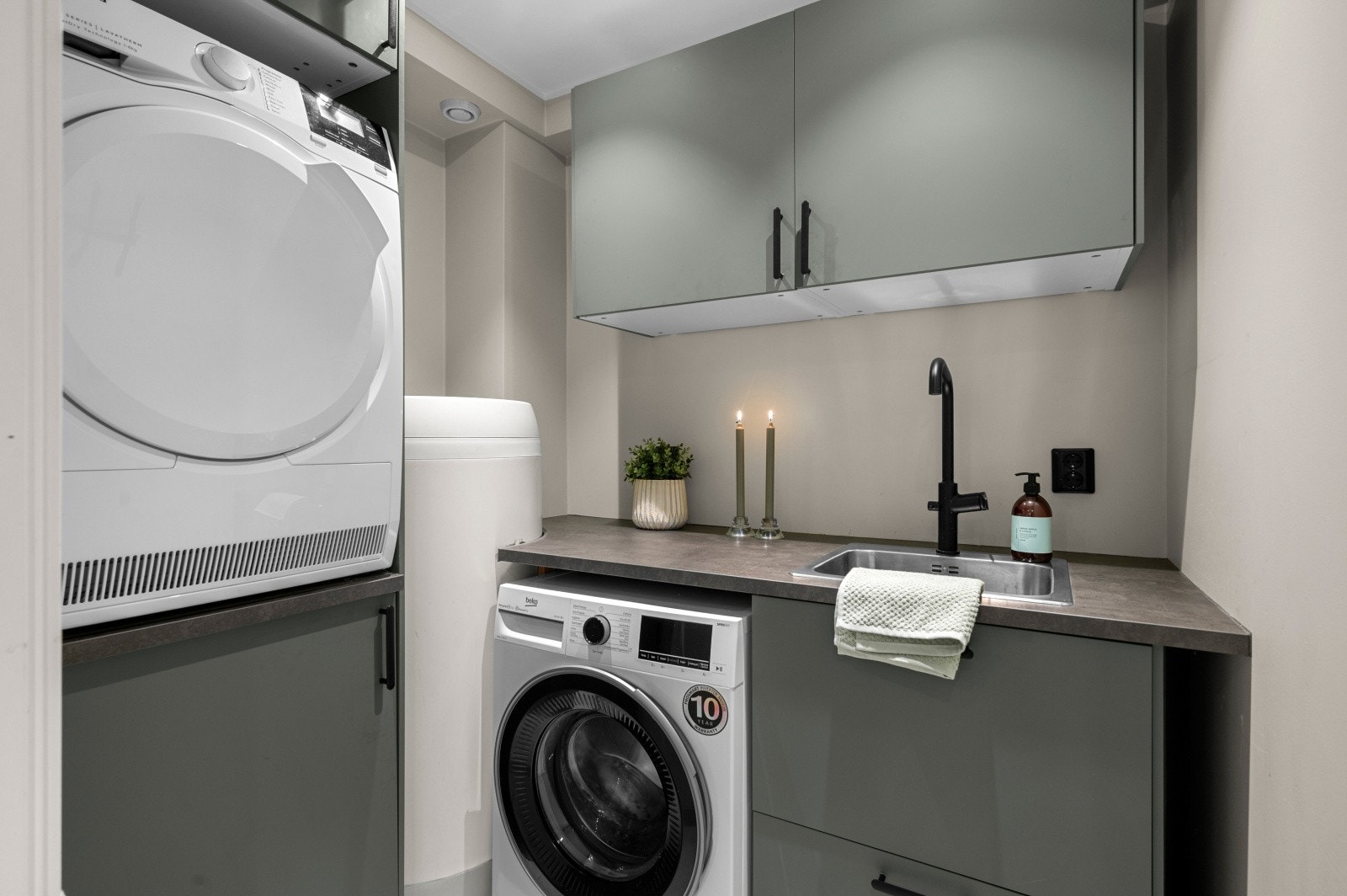 Vaskerom renovert i 2020. Praktisk innredning med plass for tørketrommel i god arbeidshøyde, skyllekum, arbeidsbenk og god skapplass. Gulvvarme og sluk. Galleribilde