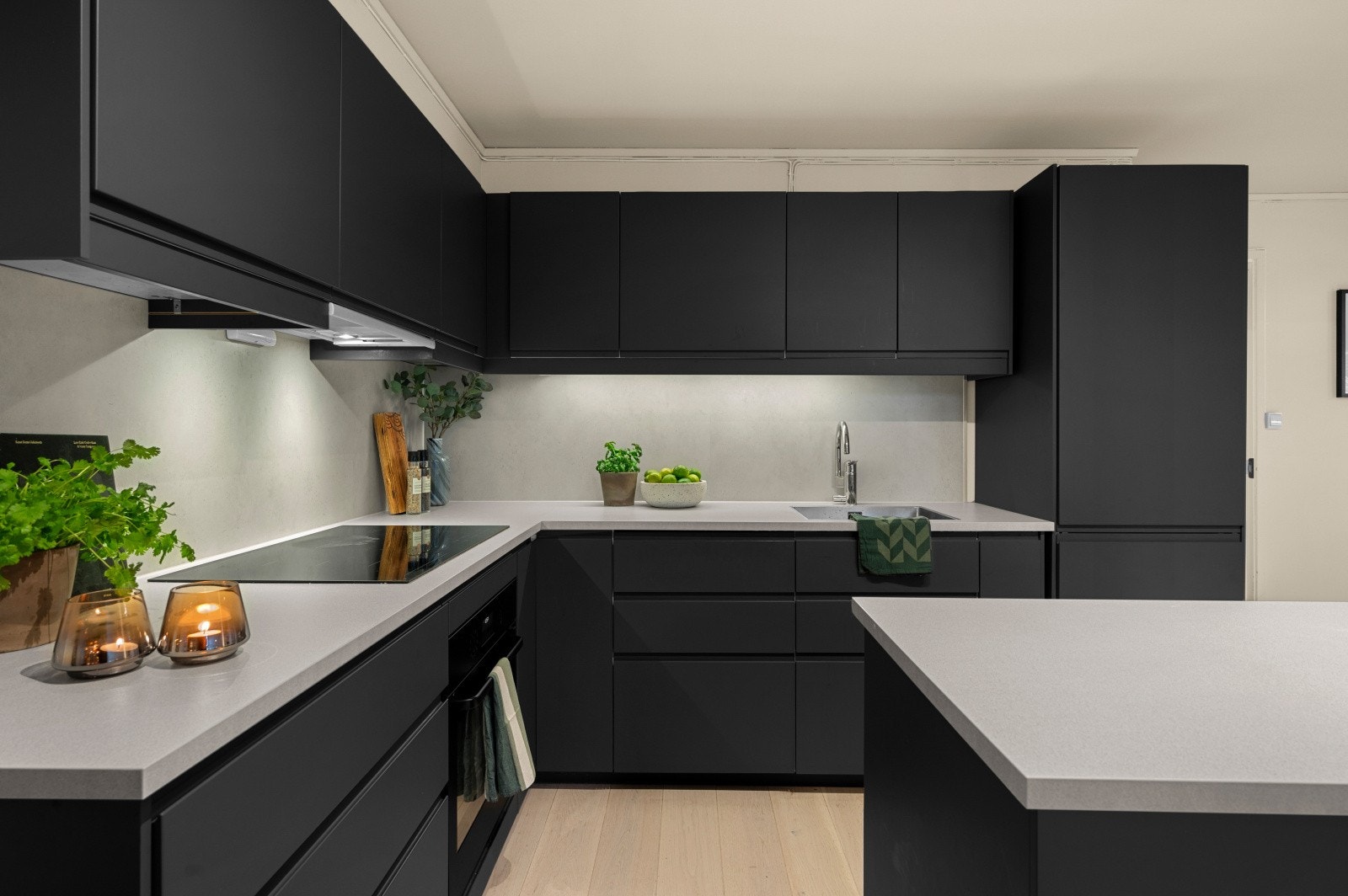 Moderne og pent kjøkken med integrerte hvitevarer og kjøkkenøy. Oppusset i 2020 med rør-i-rørsystem. Galleribilde