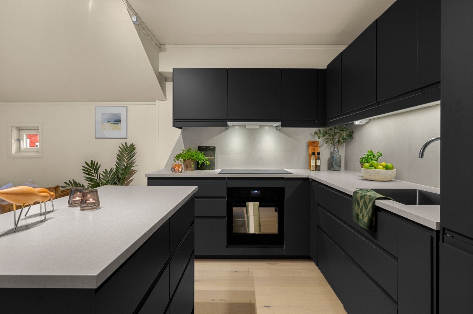 Moderne og pent kjøkken fra 2020 med integrerte hvitevarer og kjøkkenøy. Galleribilde