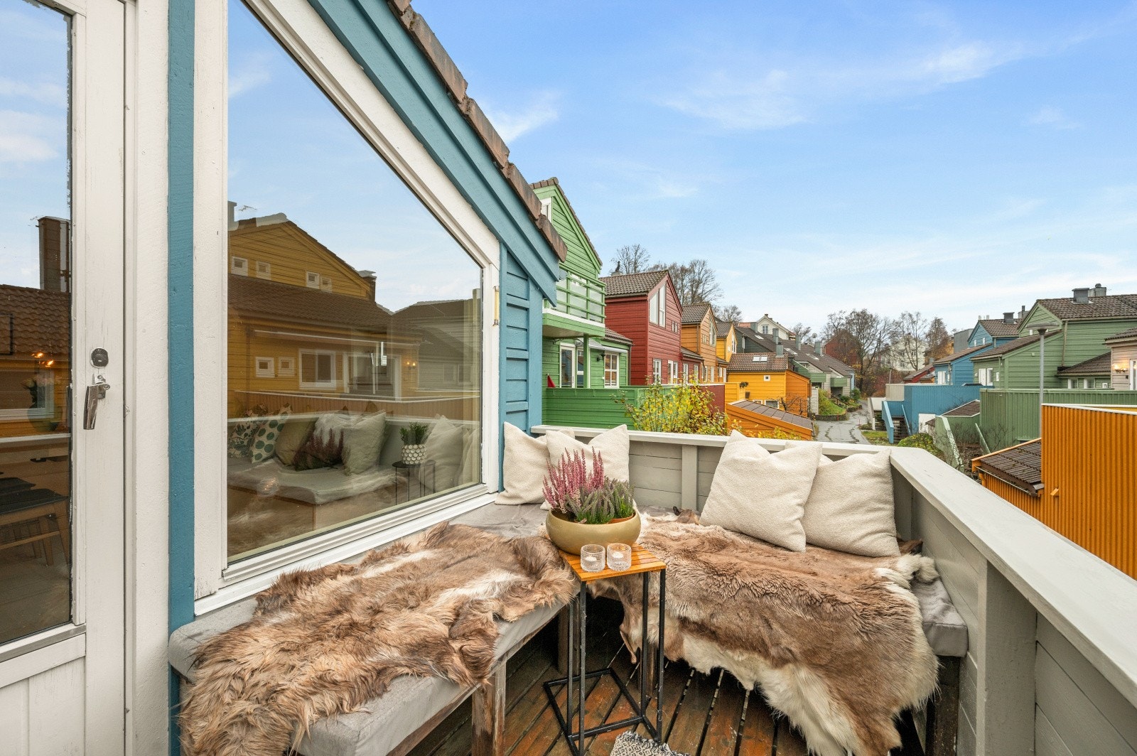 Solrik og skjermet balkong med plass til sittegruppe, og tilgang til bod for oppbevaring av grill og møbler. Galleribilde