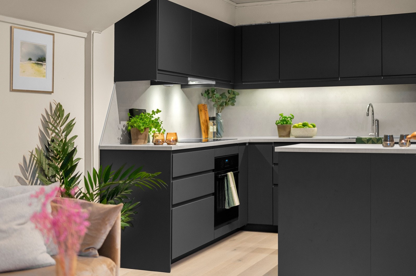 Moderne og pent kjøkken med integrerte hvitevarer og kjøkkenøy. Waterguard. Galleribilde