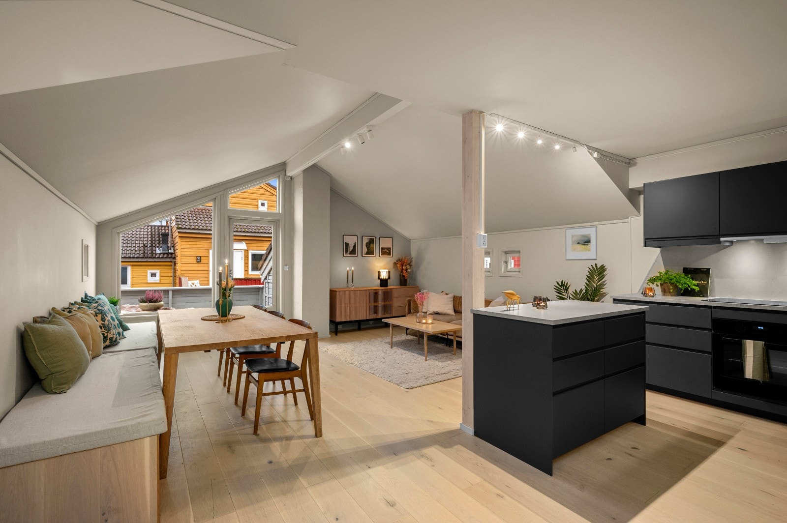 Romslig kjøkken og stueløsning på hele 37 kvm med plass til både stor spisestue og sofagruppe. Galleribilde