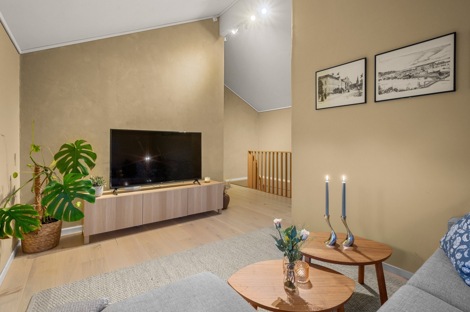 TV-stue i 2. etasje med åpen himling ble oppusset i 2020. Galleribilde