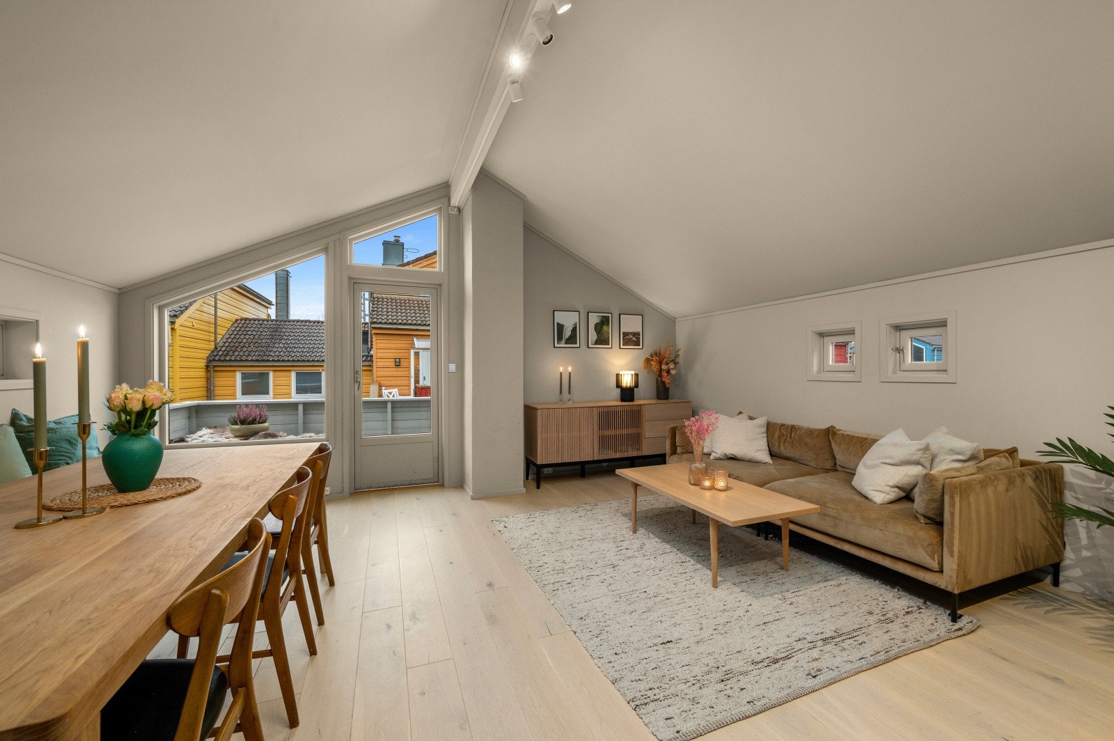 En lys og romslig spisestue og stue oppusset i 2020. Utgang til solrik veranda. Galleribilde