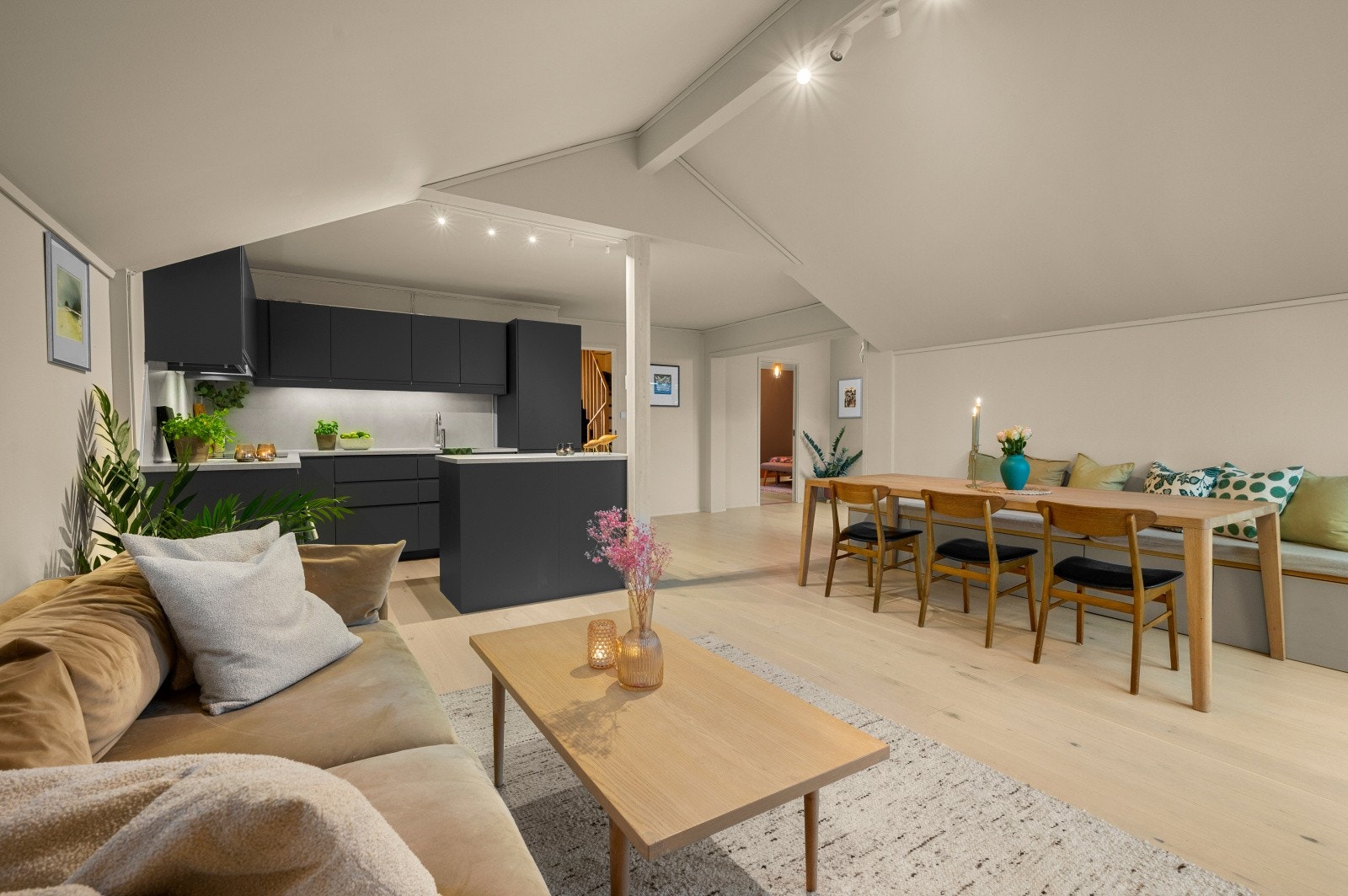 Romslig kjøkken og stueløsning på hele 37 kvm med plass til både stor spisestue og sofagruppe. Galleribilde