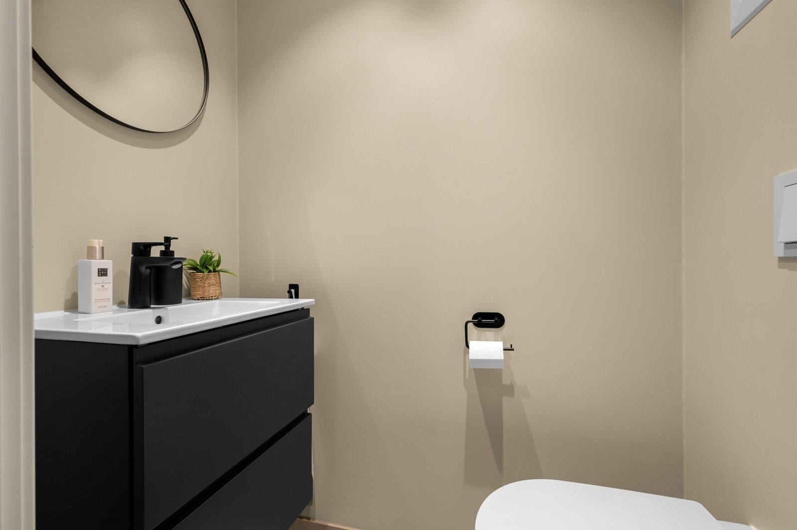 Pent toalett i 1. etasje, flislagt med gulvvarme, servant og veggmontert wc. Galleribilde