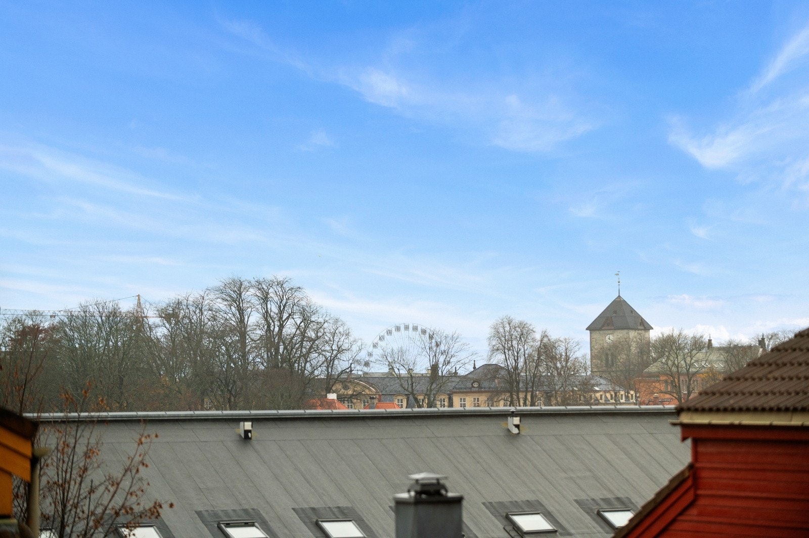 Glimt av Vår frues kirke og pariserhjulet på torvet fra soverommet i 2. etasje. Galleribilde