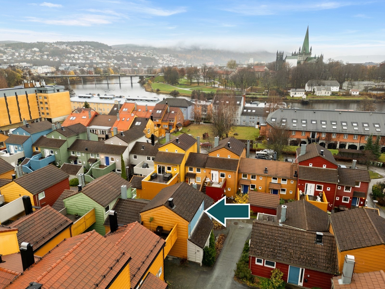 St. Olavs Hospital og NTNU Gløshaugen ligger 10 minutters gange unna boligen. Vakre Nidelvstien starter her på Øvre Bakklandet og følger Nidelva mot Øya. Galleribilde