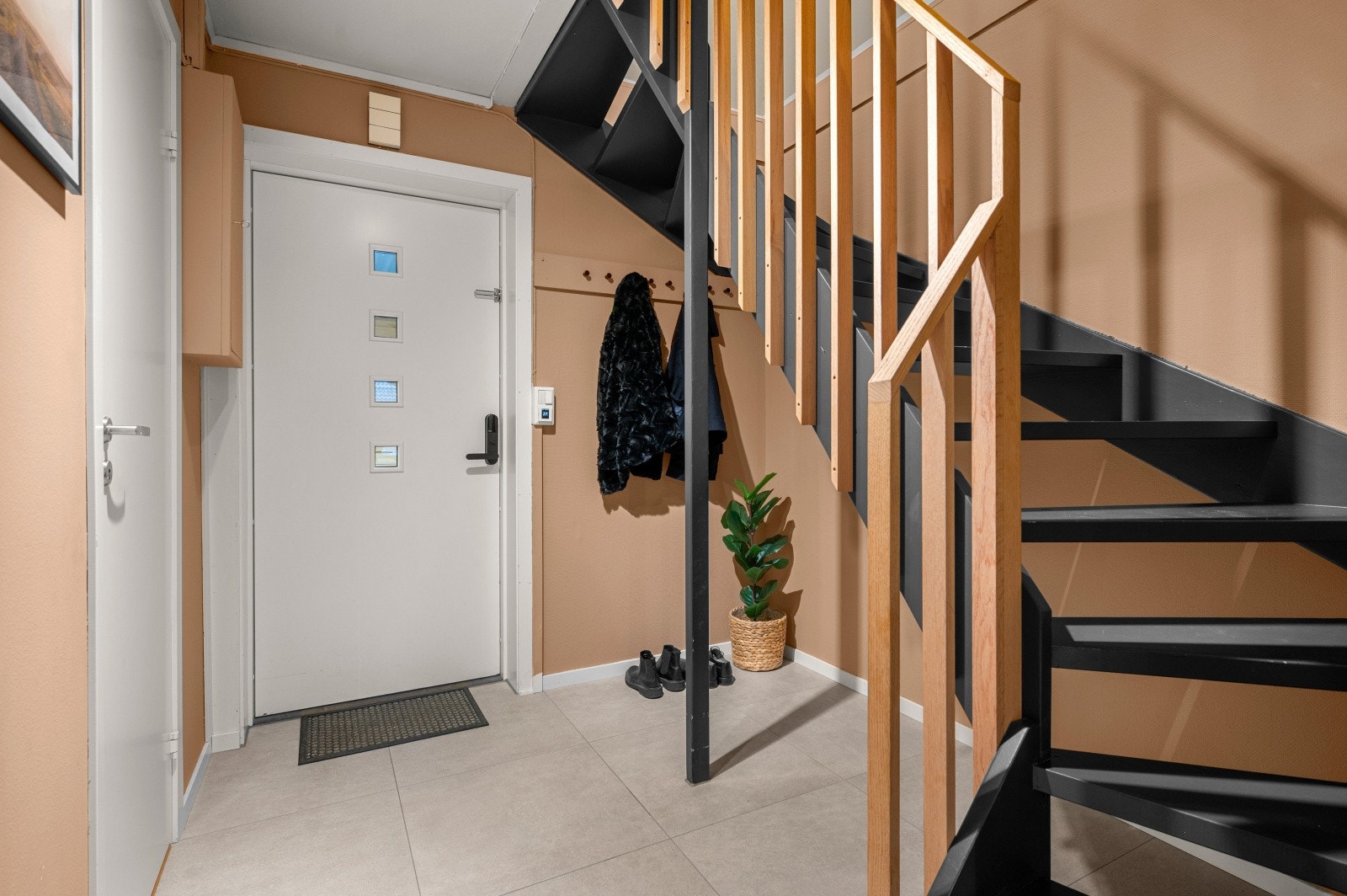 Lekker entré oppusset i 2020, med flislagt gulv og gulvvarme. Galleribilde