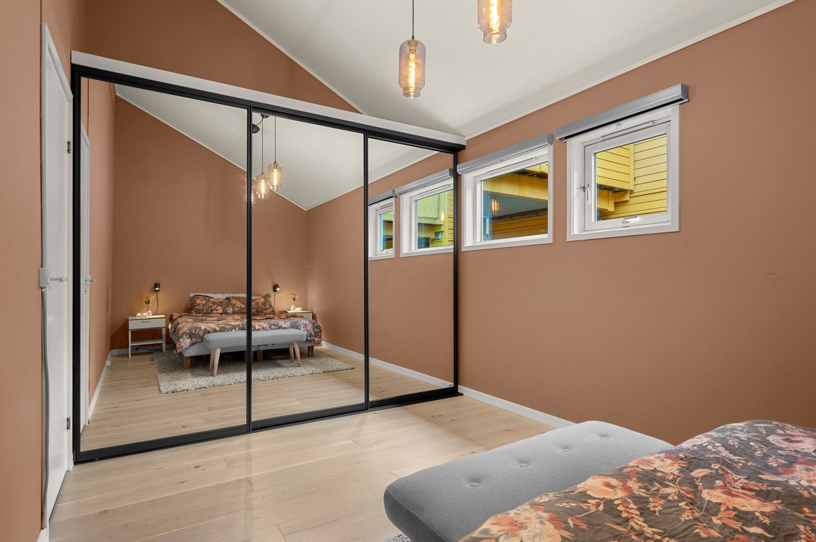 Hovedsoverommet har en stor speil skyvedørsgarderobe. Åpen himling som gir en god romfølelse. Galleribilde