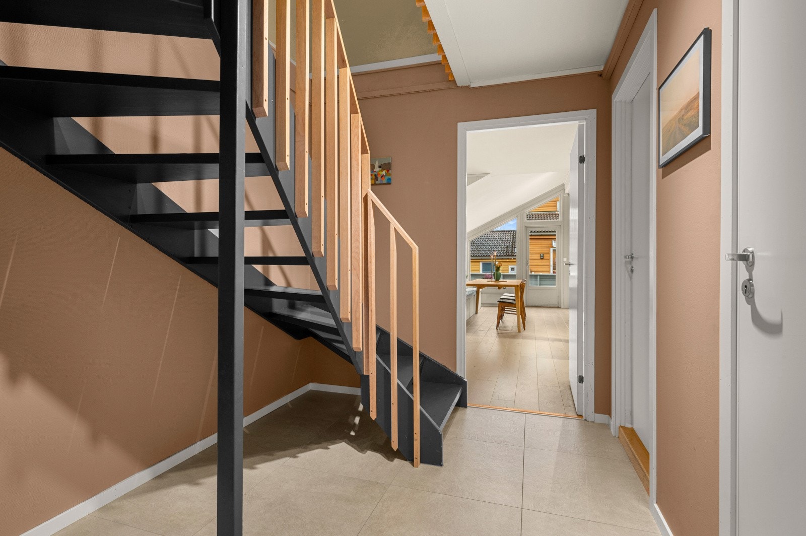 Trappen ble oppusset i 2021 med nytt rekkverk i eik. Fra éntreen er det inngang mot toalett, baderom og kjøkken/stue. Galleribilde