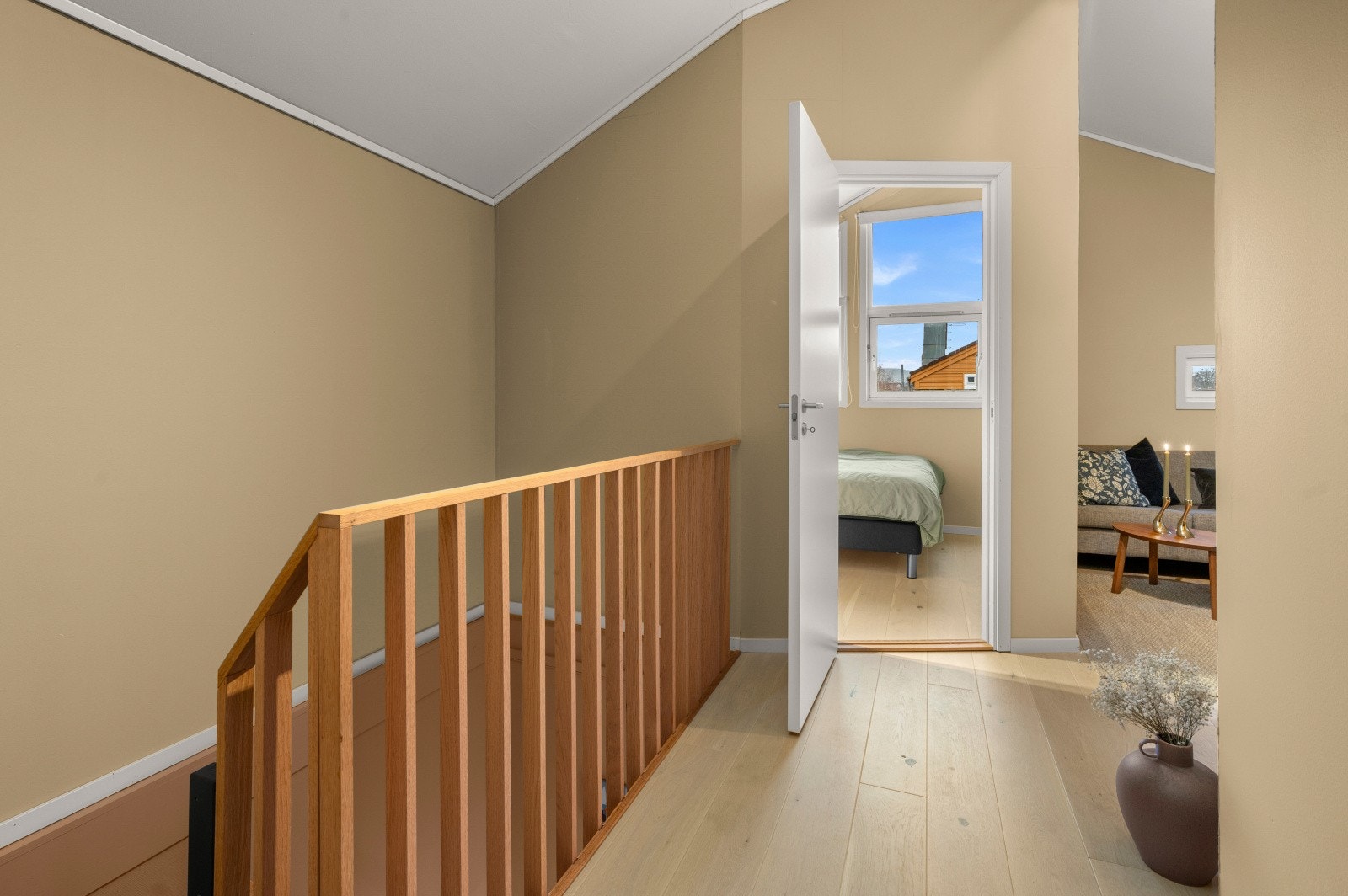 Gang i 2. etasje oppusset i 2020, med inngang mot soverom og TV-stuen. Galleribilde