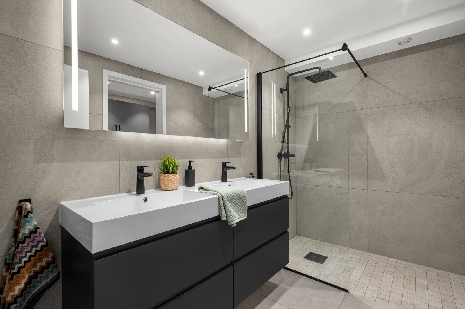 Lekkert baderom renovert i 2020, dobbel servant med skuffer og speil. Dusjnisje med regndusj. Gulvvarme. Galleribilde