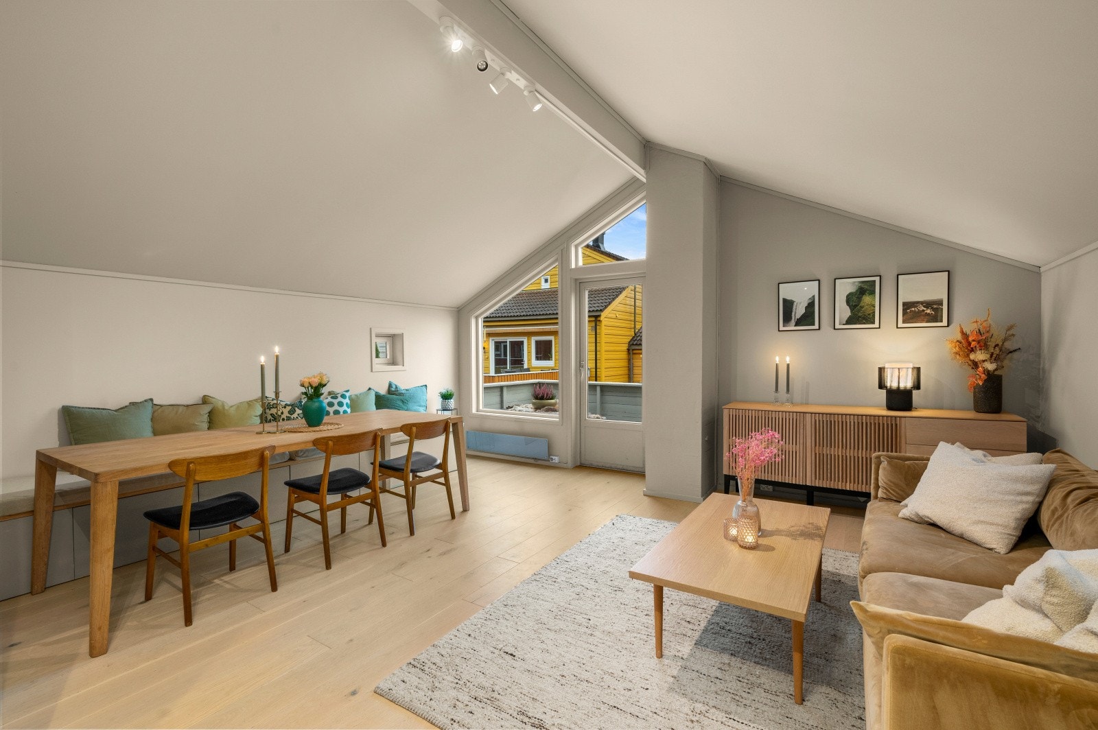 Pen stue med en-stavs parkettgulv, vegger malt i duse og moderne farger. Galleribilde