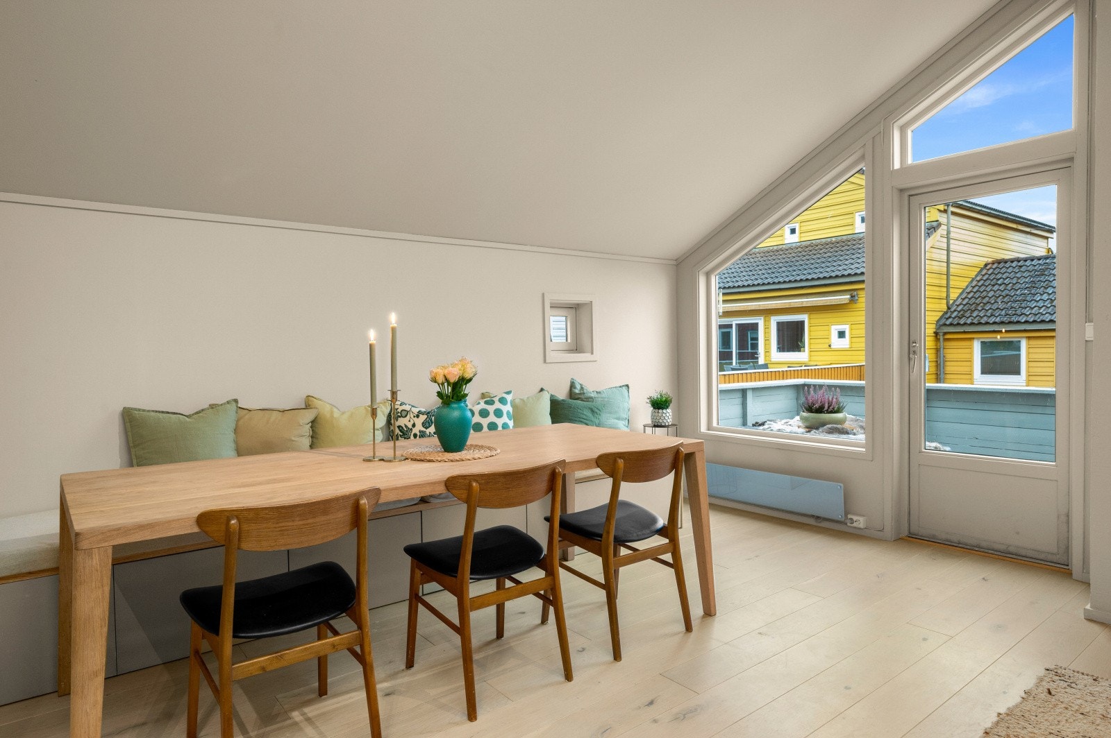 Plass til en stor spisestue. Utgang til solrik veranda. Galleribilde