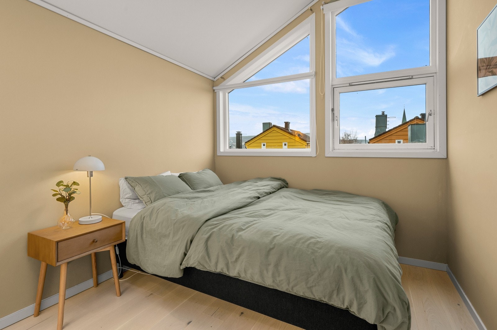 Romslig soverom i 2. etasje oppusset i 2025 med plass til både seng, pult og garderobe. Galleribilde