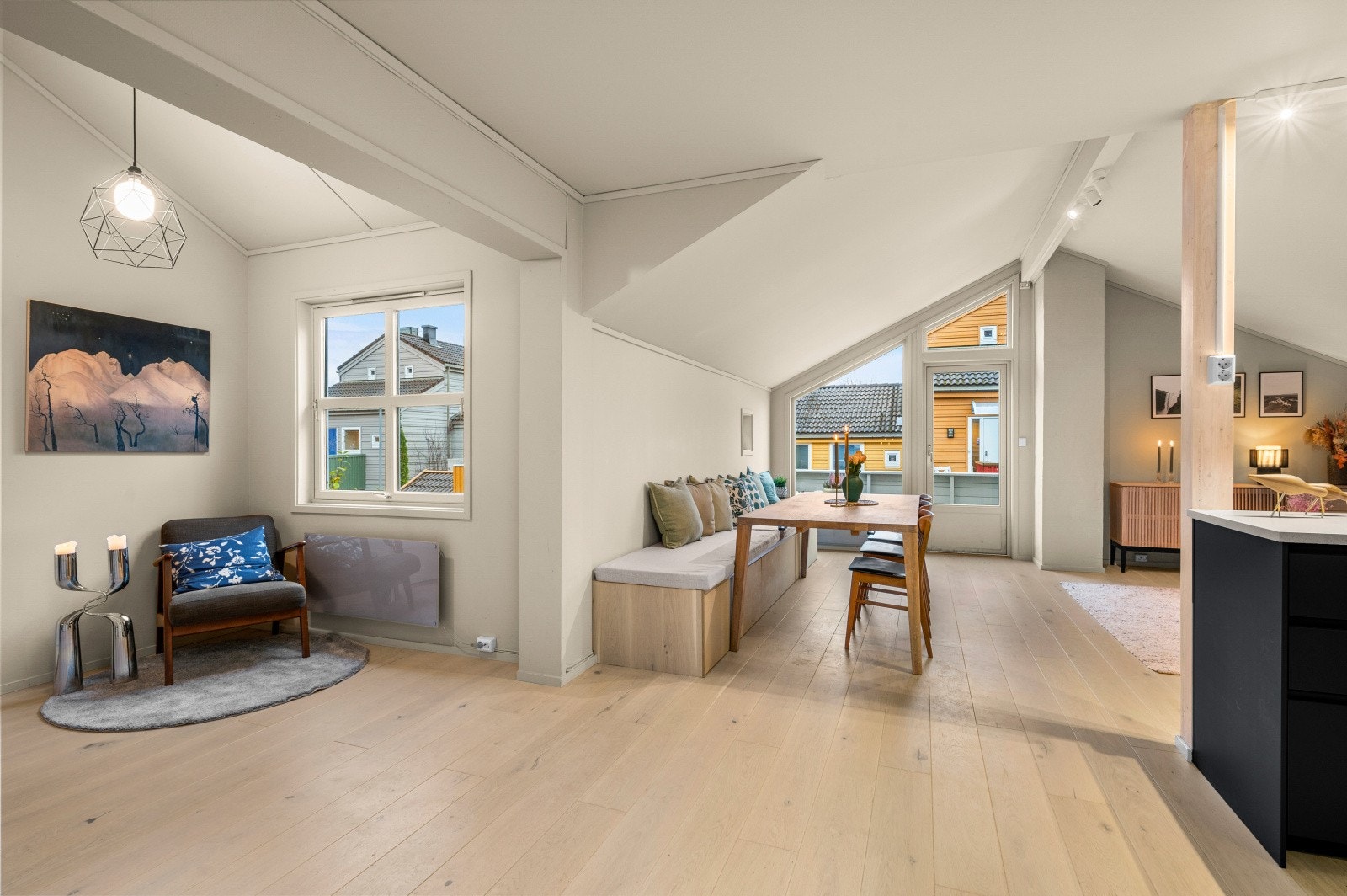 Koselig lesekrok ved stuen/kjøkkenet Galleribilde