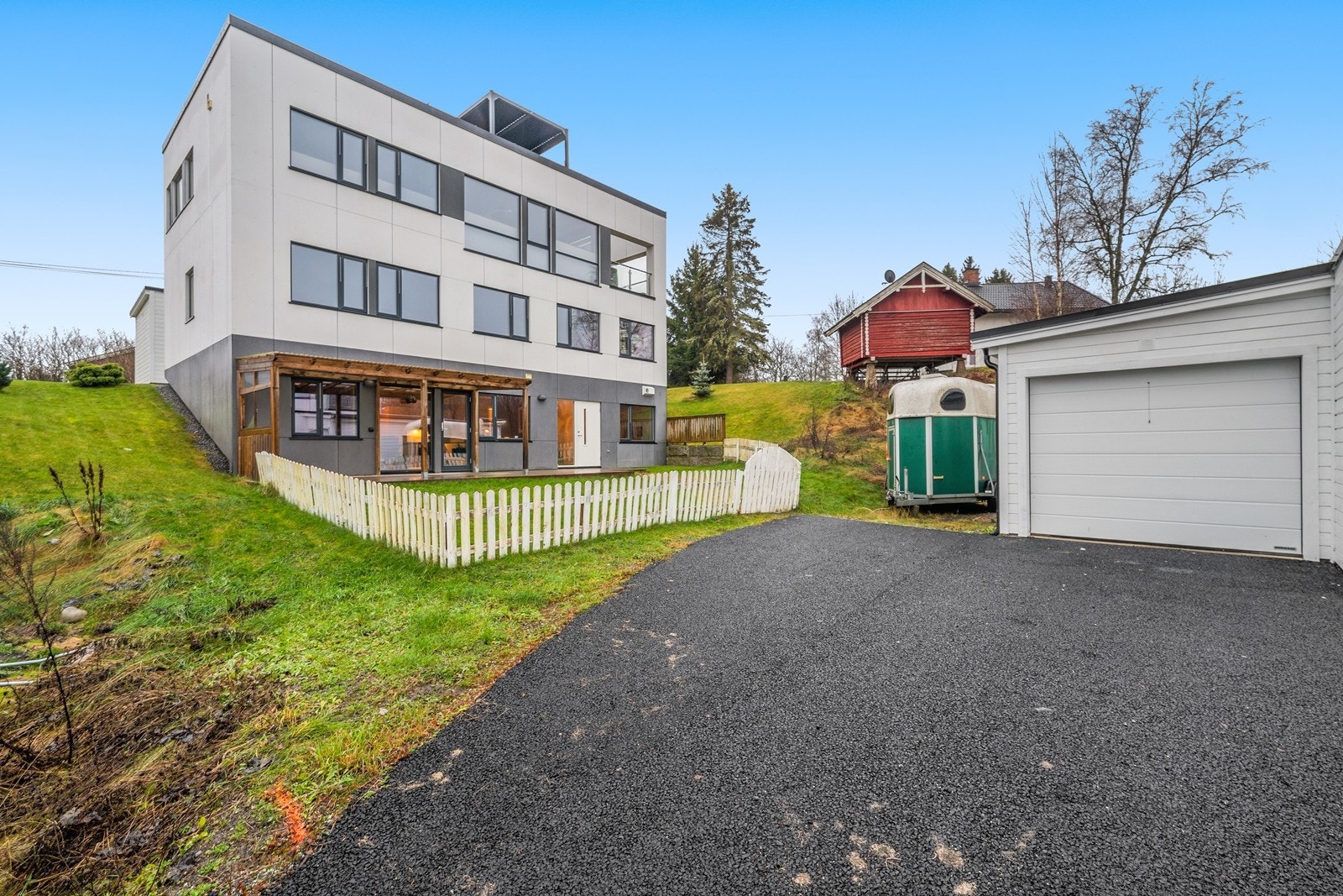 Terrasse og tilhørende hage. Det medfølger en garasjeplass. Galleribilde