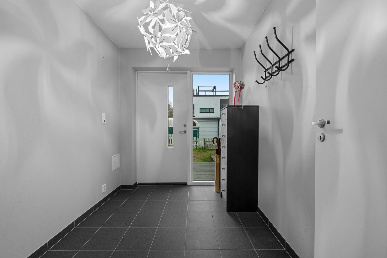 Boligen har en romslig entré med varmekabler i gulv. Galleribilde