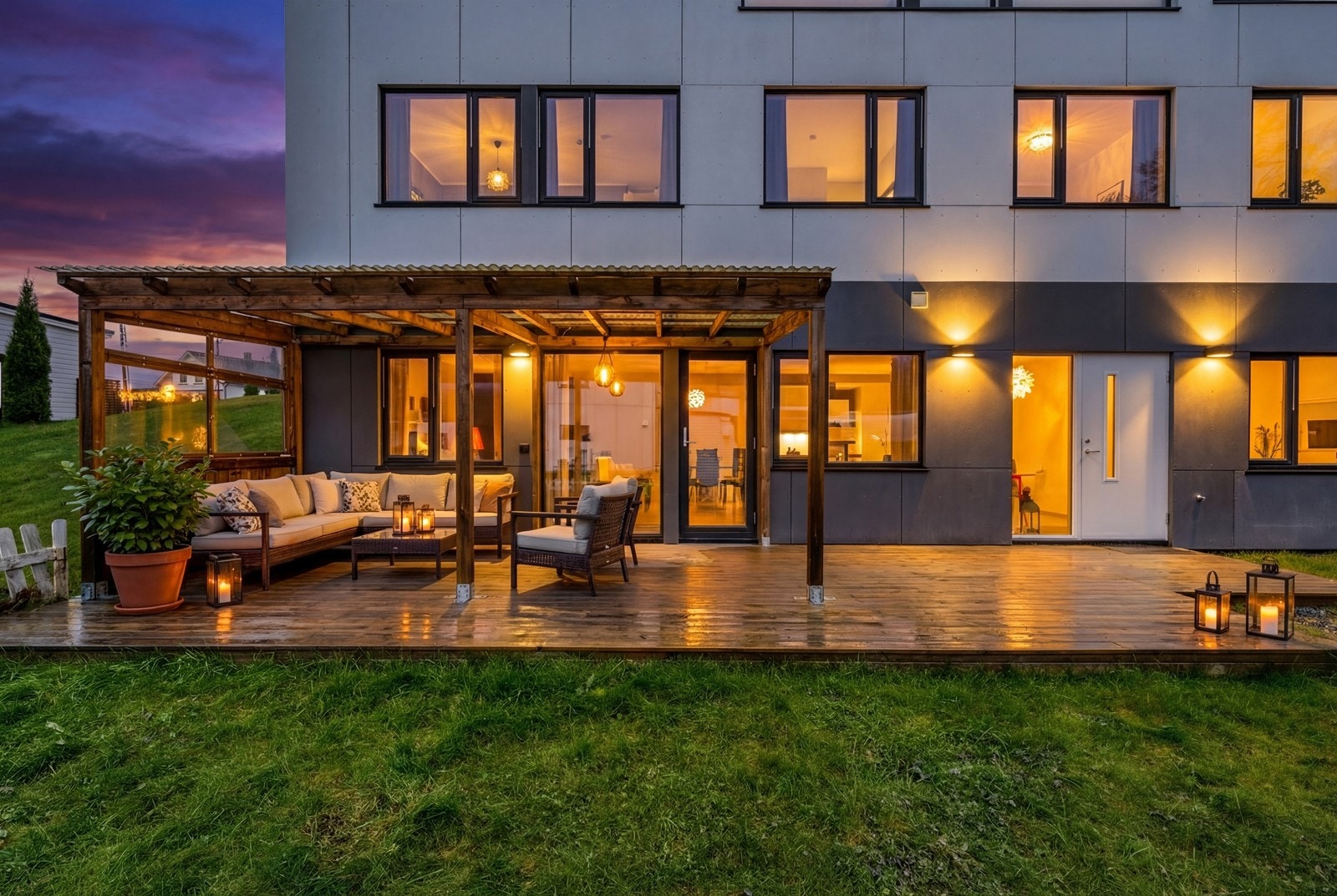 Flott leilighet med stor terrasse på 29 kvm - pergola gir behagelig skjerming og en lun uteplass. Digitalt stylet. Galleribilde