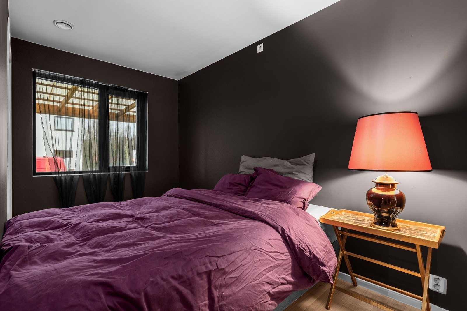 Hovedsoverommet er malt i mørk tone. Galleribilde