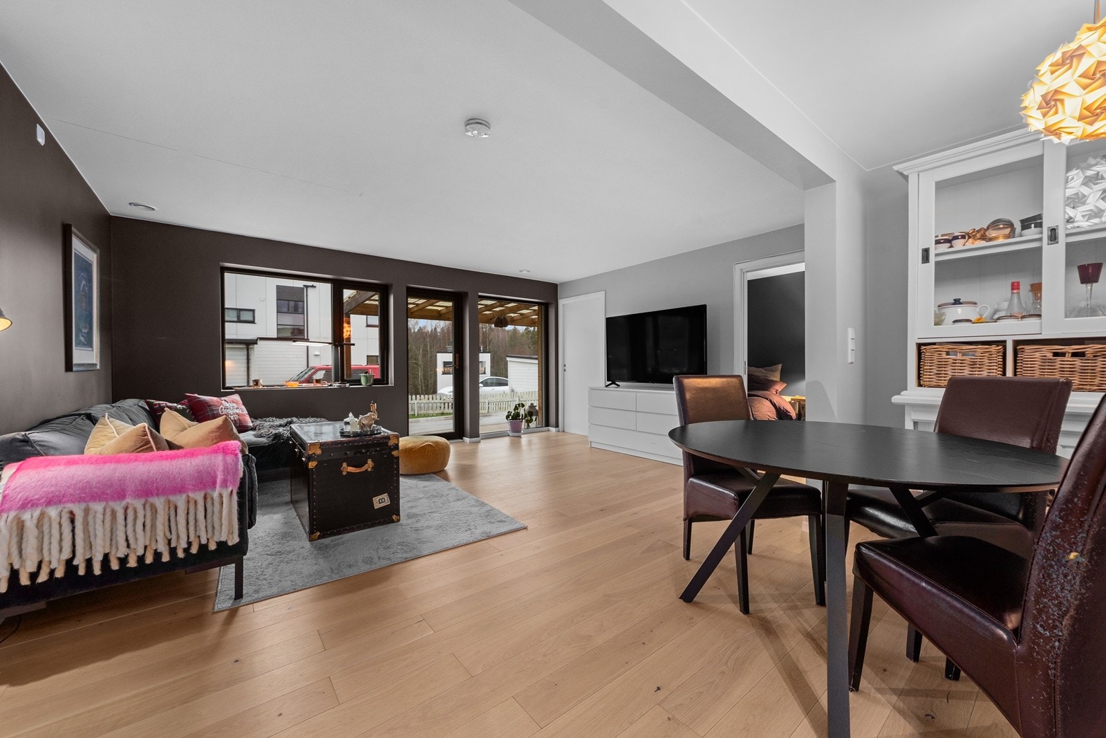 Store vindusflater som gir rikelig med naturlig lys. Utgang til en stor terrasse som blir en naturlig forlengelse av stuen på sommertid. Galleribilde