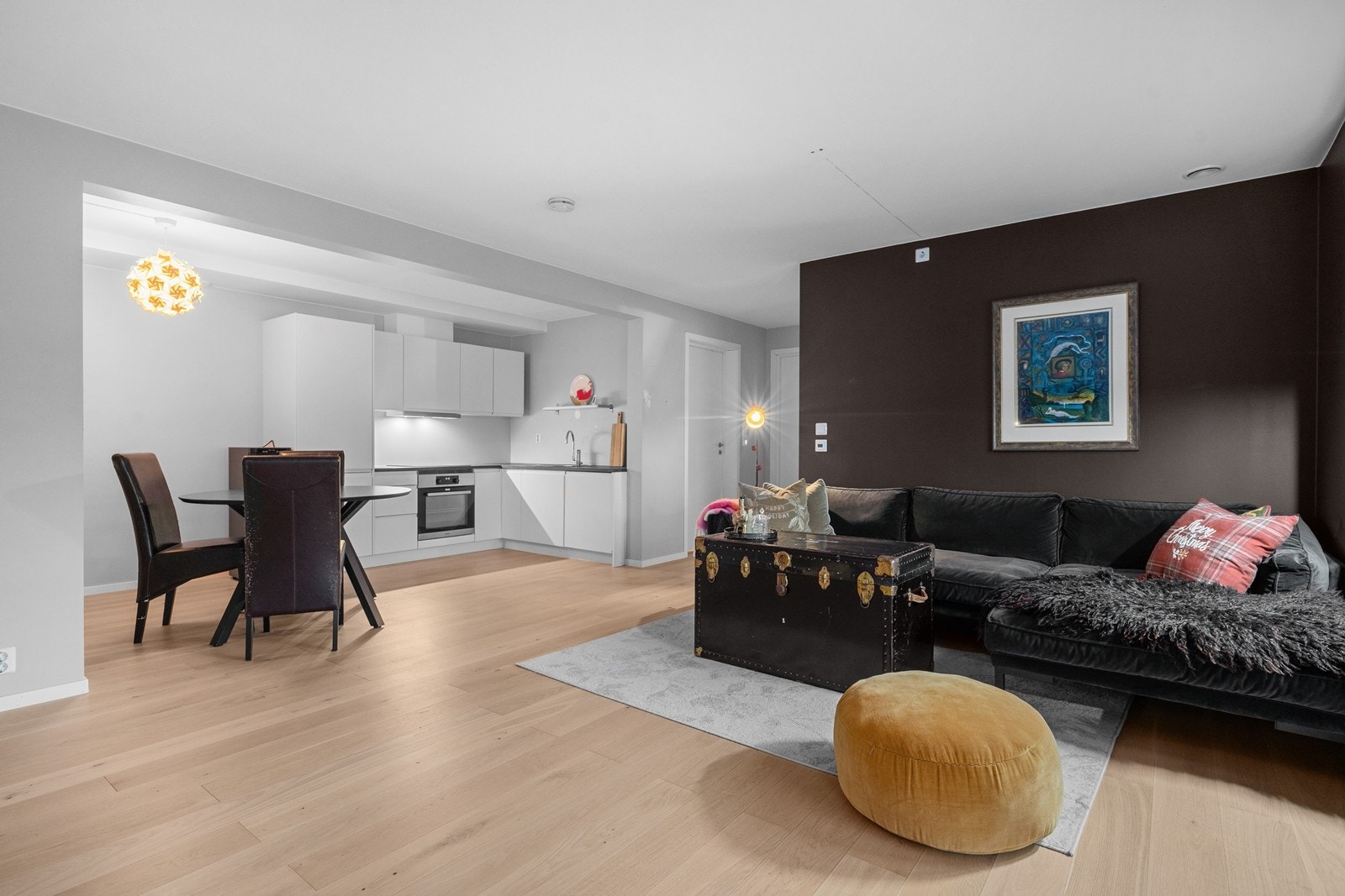 Kjøkkenet er videre utstyrt med integrert oppvaskmaskin samt kjøleskap med frysedel - en praktisk og helhetlig løsning som gjør hverdagen enkel. Integrerte hvitevarer medfølger. Galleribilde