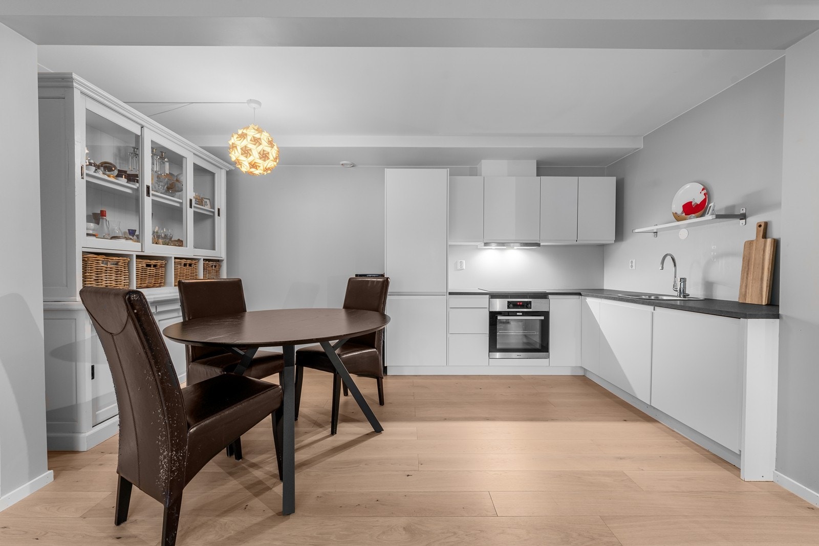 Kjøkkenet ligger i en åpen og sosial løsning mot stuen, noe som gir en luftig og moderne romfølelse. Galleribilde