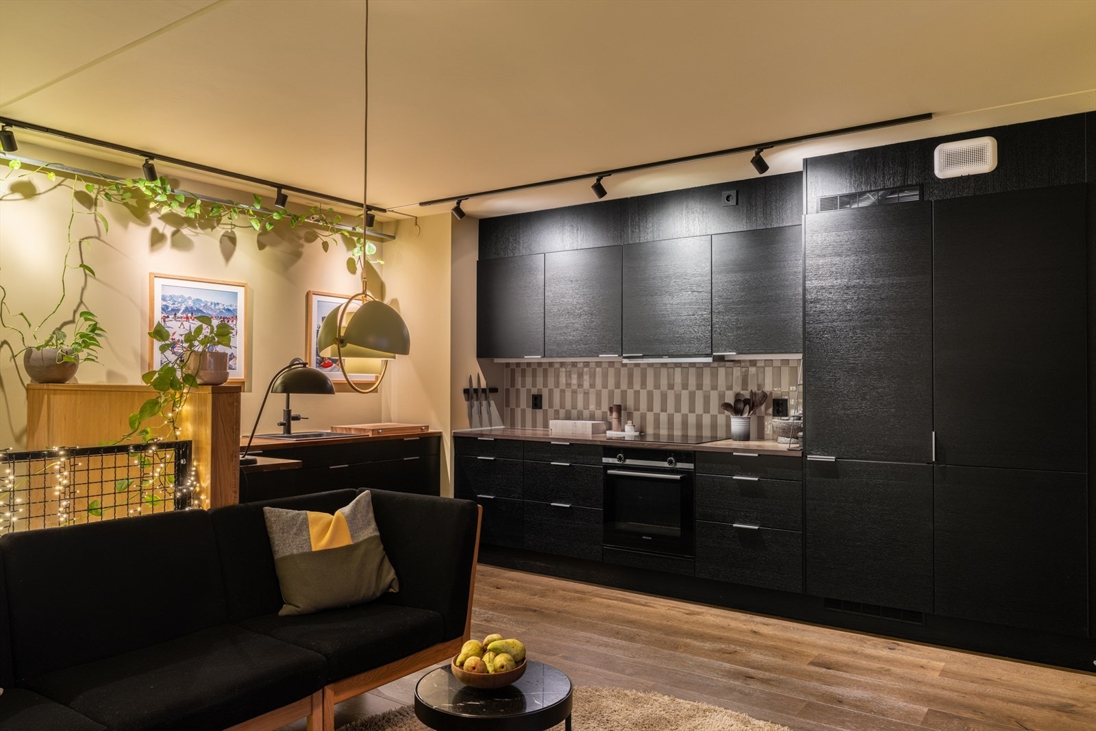 Stilrent kjøkken fra 2021 med innredning fra Norema. Galleribilde