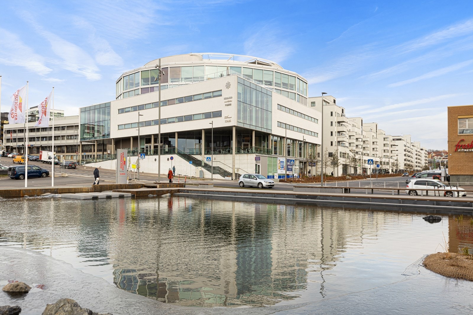Områdebilde - Ensjø torg bare 2 minutter unna. Her finner du alt du trenger i hverdagen. Galleribilde