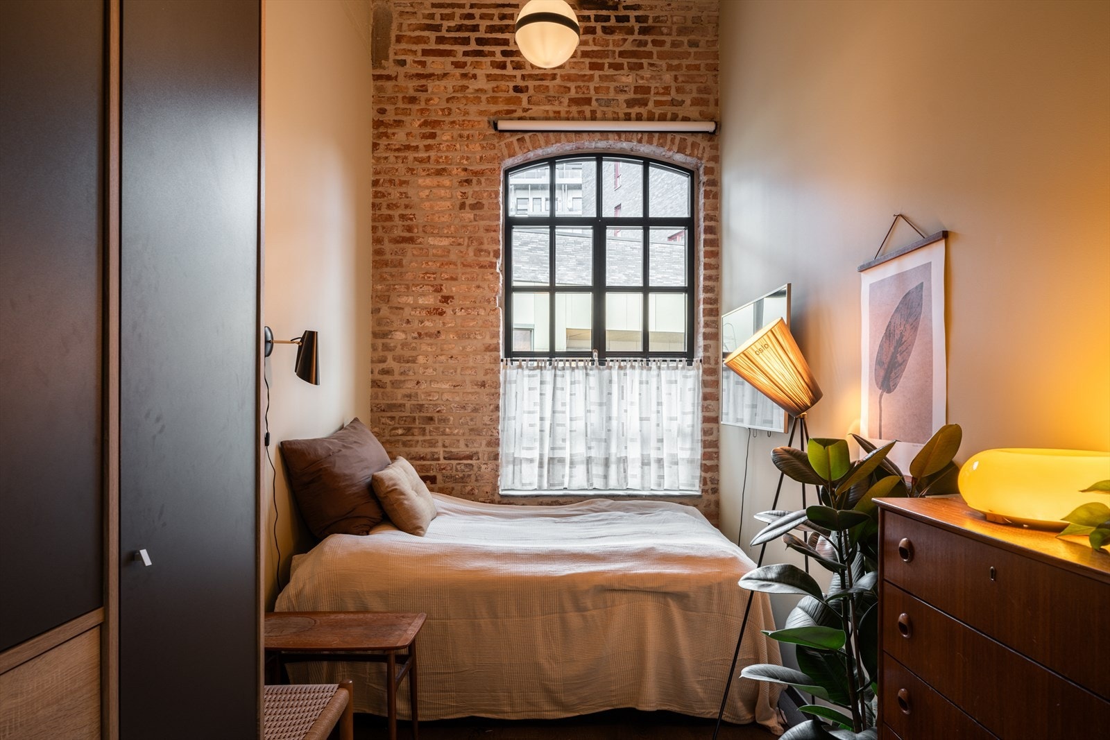 Rommene har et stilrent New York uttrykk med store vinduer, teglsteinsvegg og generøs takhøyde. Galleribilde