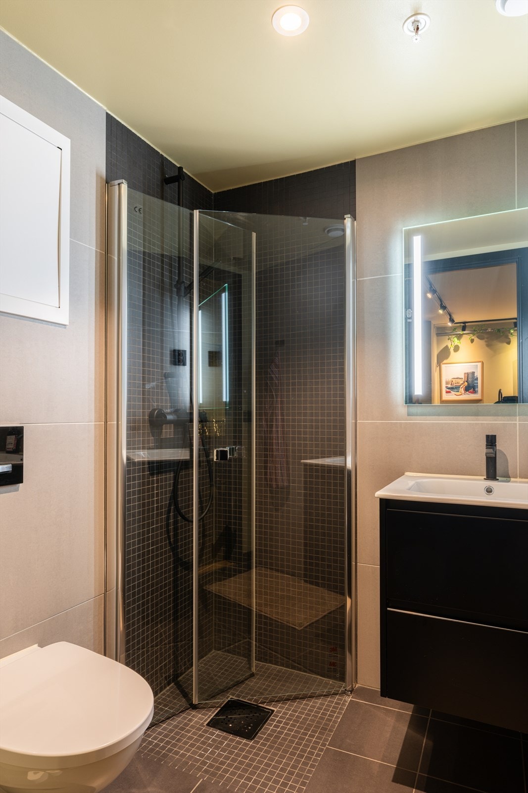 2. etasje har et pent baderom med gulvvarme, veggmontert WC, dusjplass med inn og utadslående dusjvegger samt servant med ettgreps blandebatteri i innredning. Galleribilde