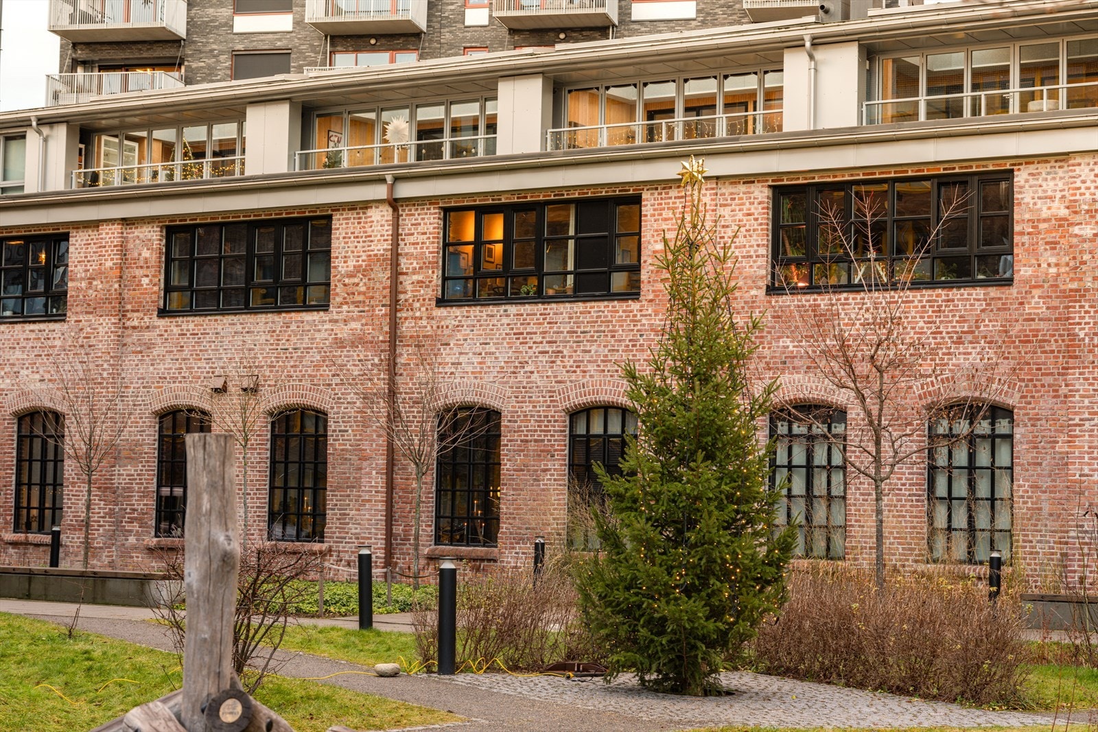 Her bor du i en ny leilighet fra 2021 i et eldre fabrikkbygg, hvor nydelige rustikke detaljer er kombinert med en moderne stil. Galleribilde