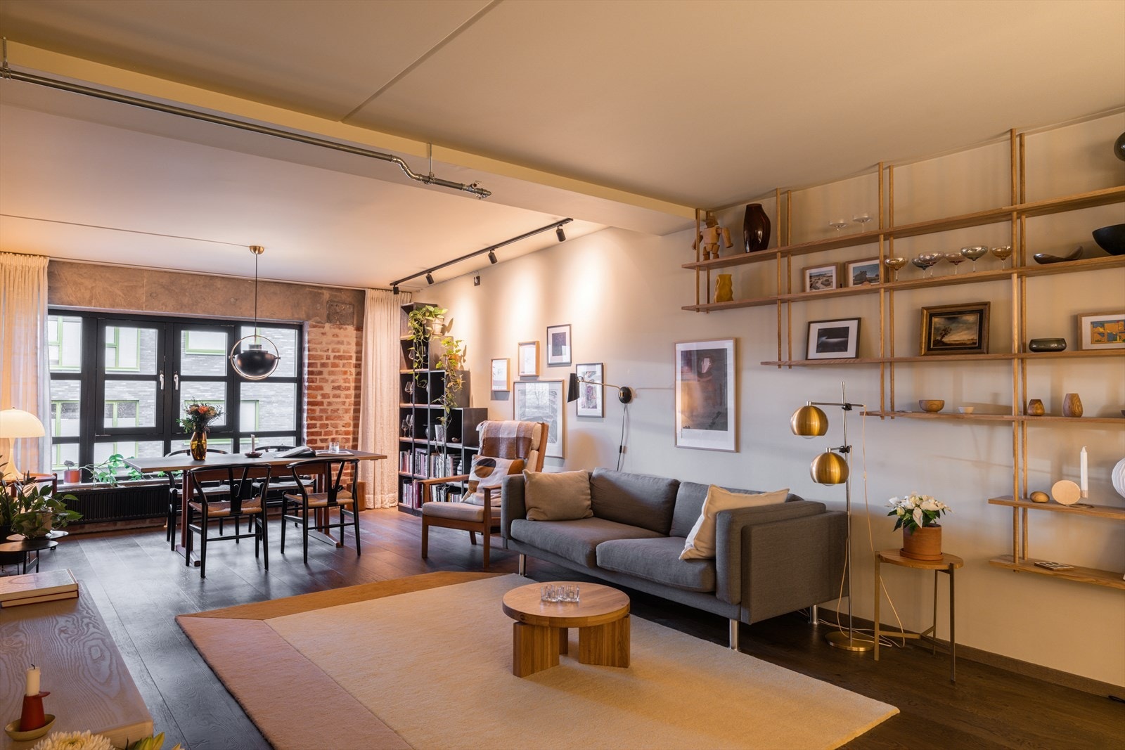 Stuen kombinerer rustikke detaljer med et moderne uttrykk og byr på rikelig med plass til både romslig sofagruppe og øvrig møblering. Galleribilde