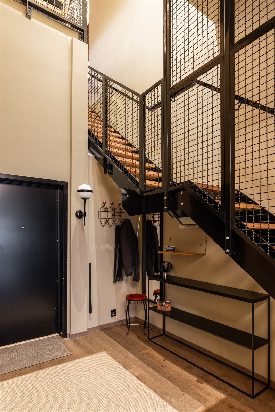 Her møtes du av en flott trapp og imponerende takhøyde på nesten 7 meter! Galleribilde