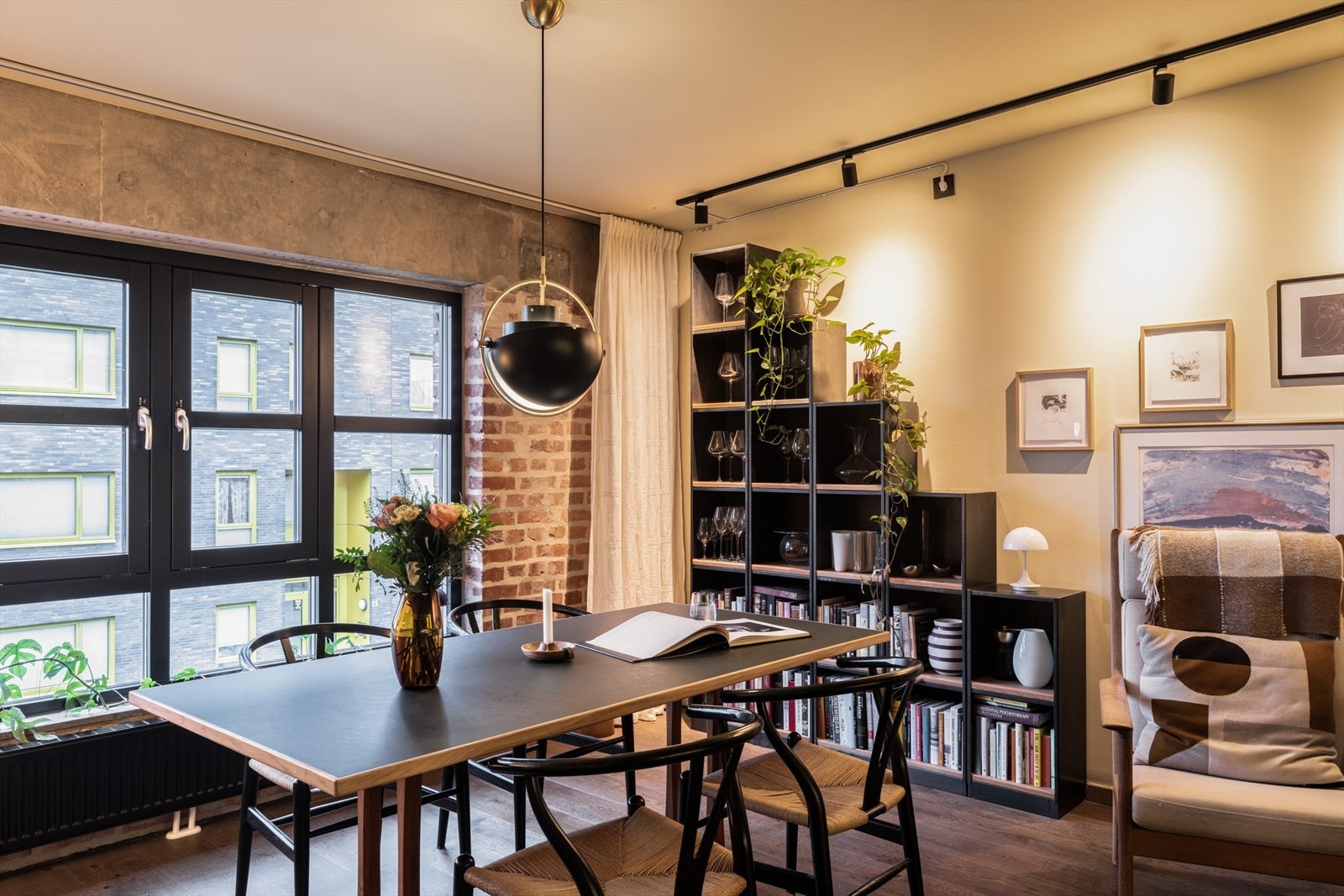 Her er det også god plass til et større spisebord, perfekt for hyggelige måltider med venner og familie. Galleribilde