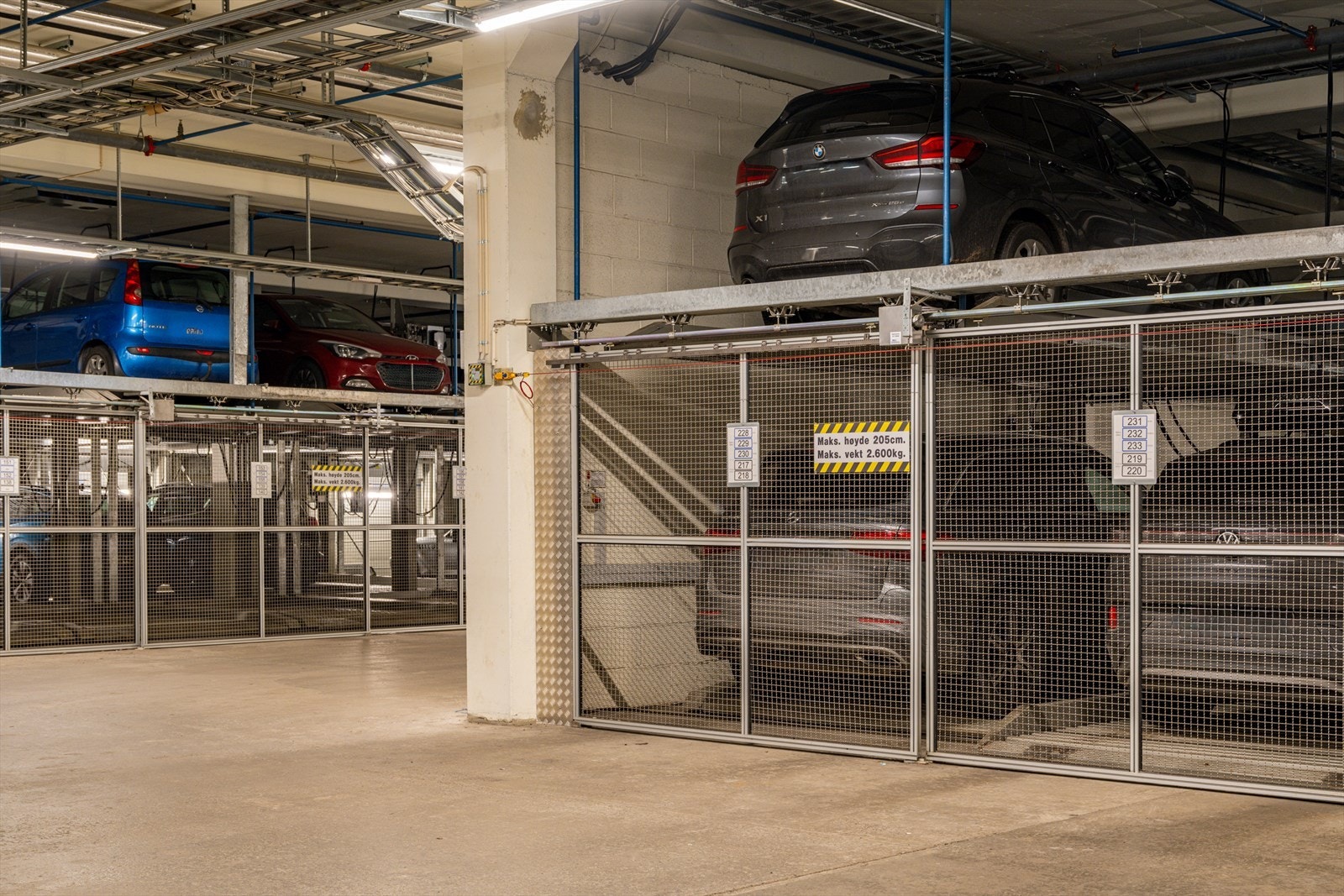 Det medfølger en garasjeplass med lader i heis-system merket 218. Galleribilde