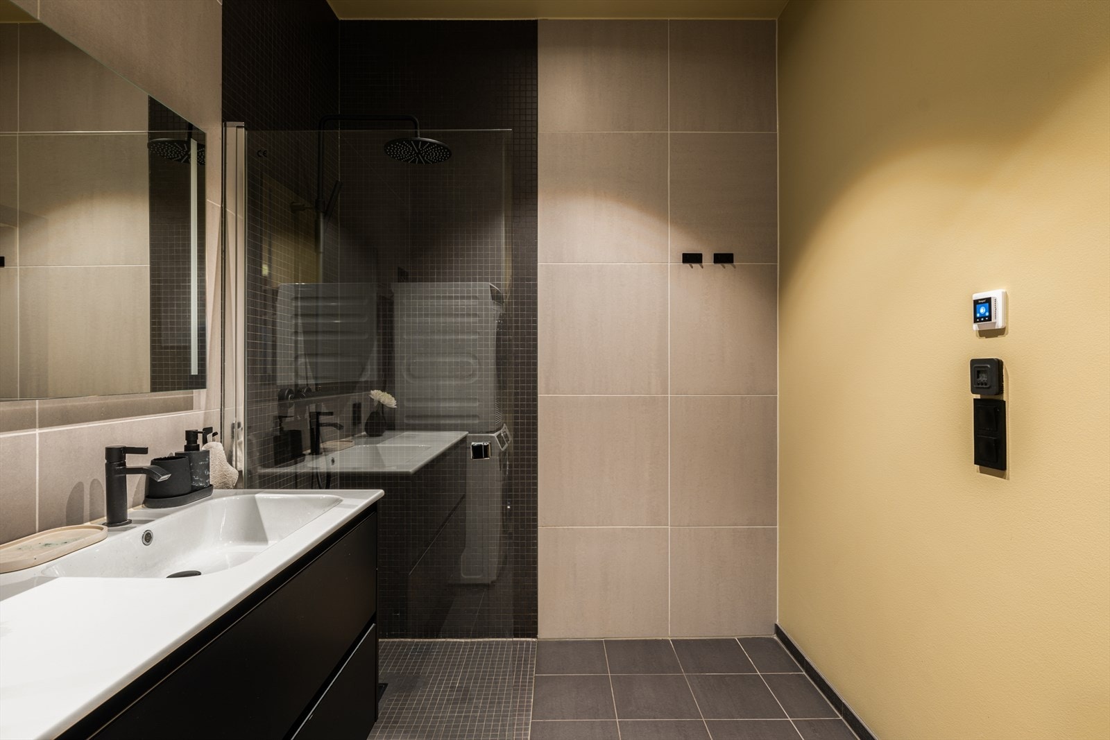 Romslig og pent bad med stilfulle overflater og gulvvarme. Galleribilde