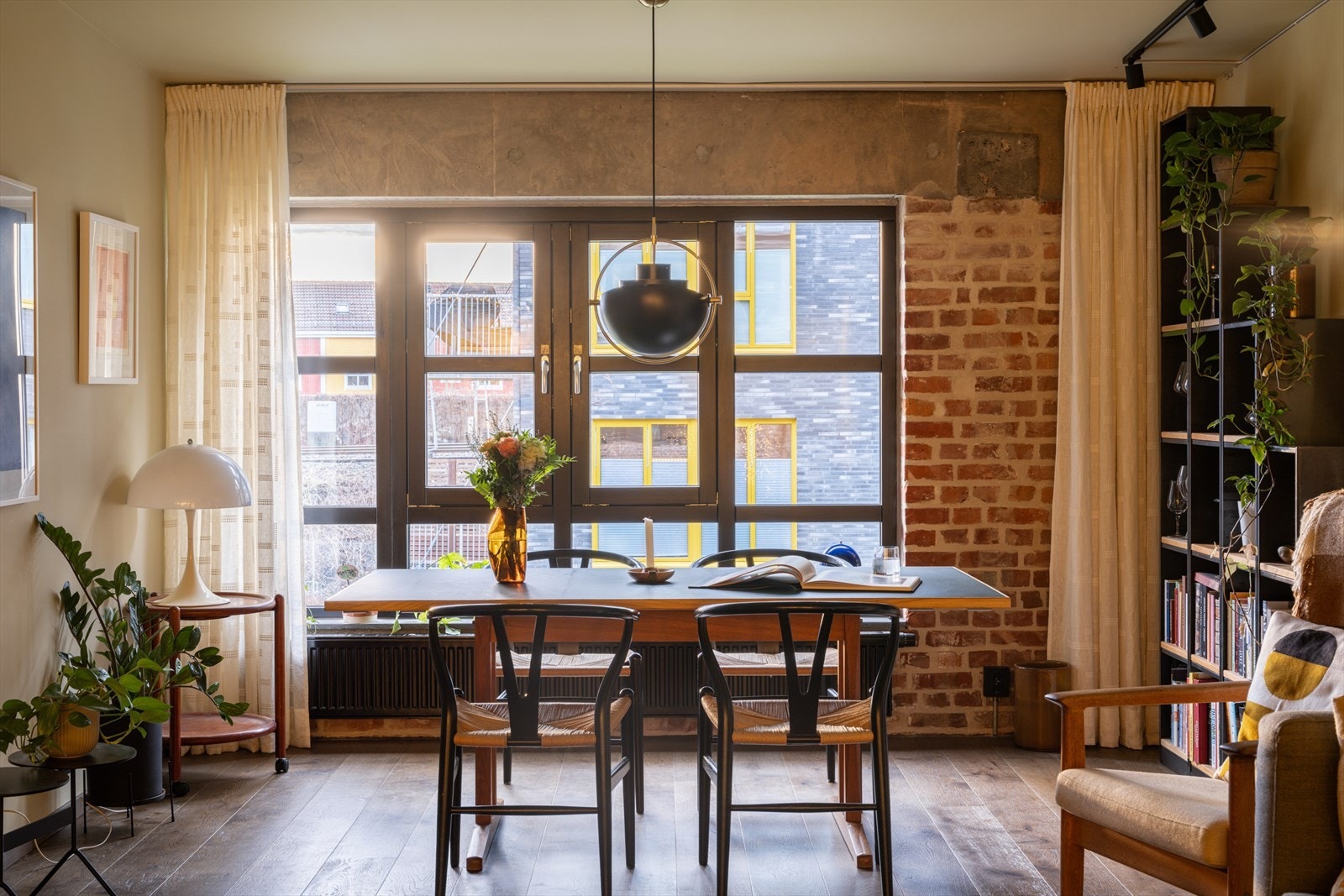 Store vindusflater slipper inn rikelig med dagslys og gir rommet en lys og innbydende atmosfære. Galleribilde