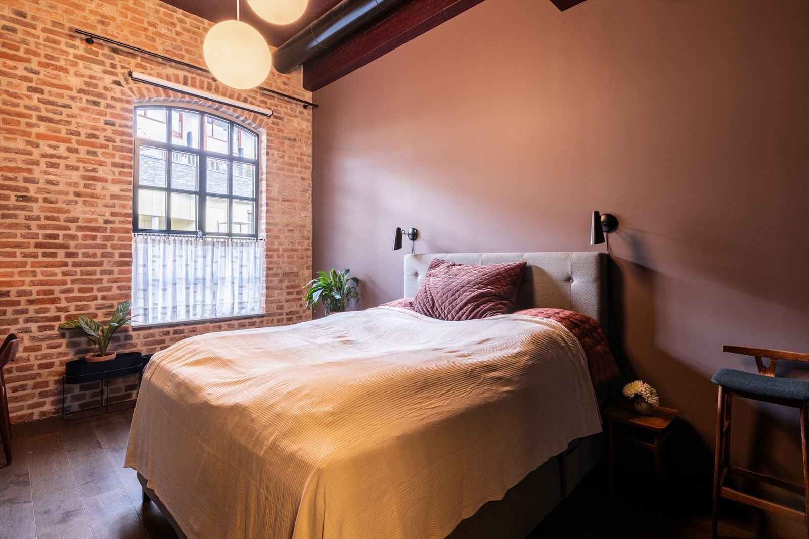 Hovedsoverommet er romslig med 4 meter takhøyde og fabrikkvindu. Rommet har god plass til stor dobbeltseng, nattbord og en praktisk kontorplass. Galleribilde