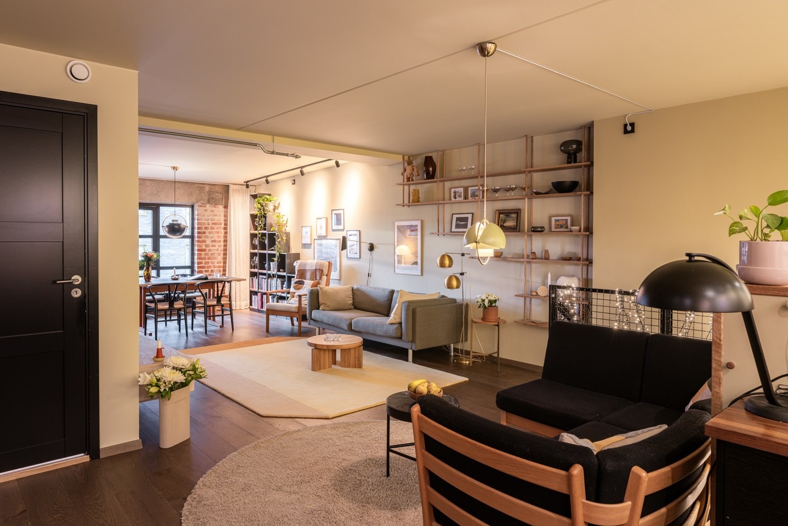 En rålekker leilighet over to plan med tre soverom, to bad og garasjeplass i lukket anlegg. Galleribilde